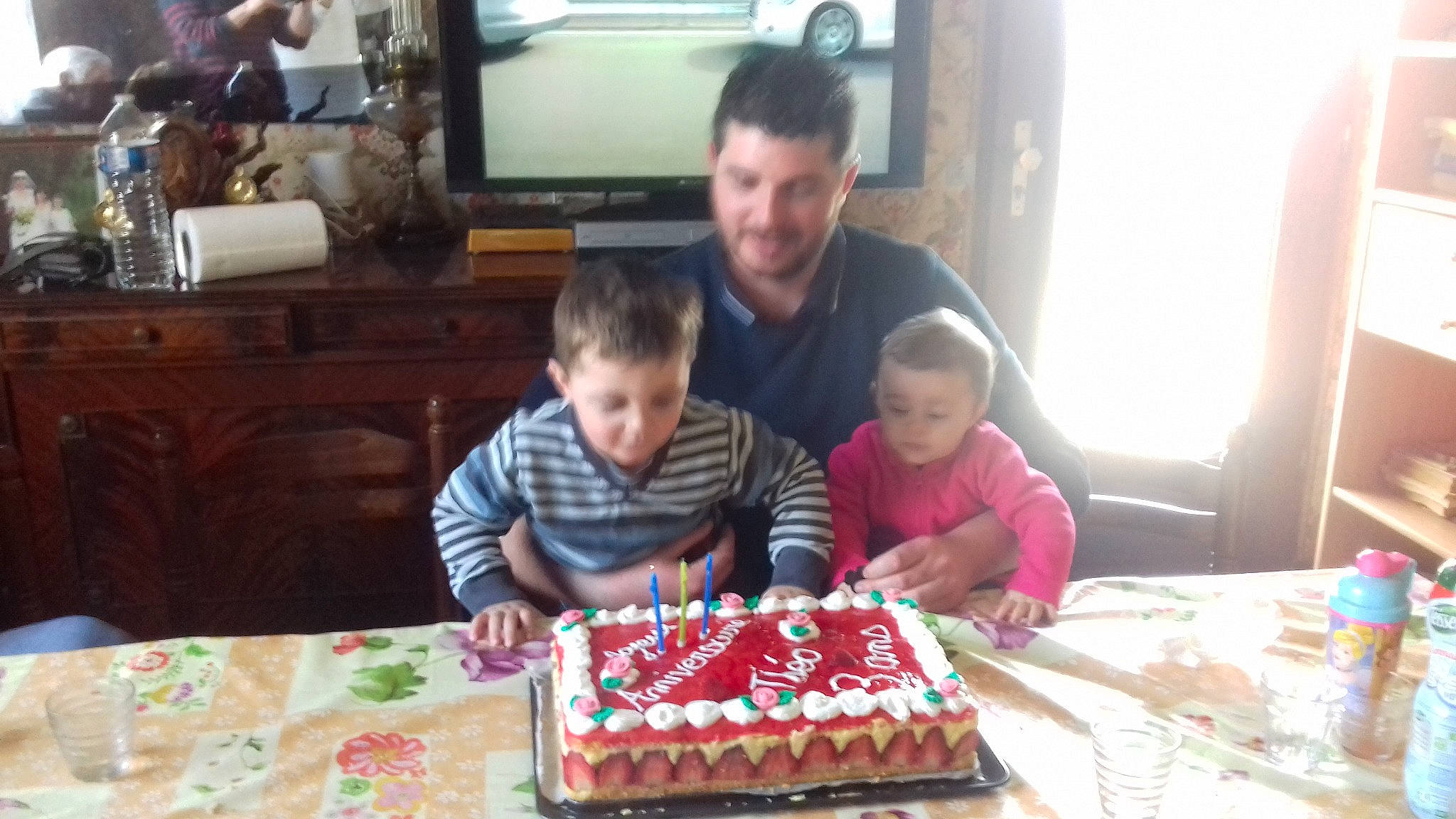 Théo a rejoint le concours — aidez-le/la à gagner de superbes lots ! baked_goods, baking, birthday, birthday_cake, buttercream, cake, cake_decorating, child, cuisine, dessert, food, icing, joy, party, pasteles, person, play, sugar_paste, sweetness, toddler