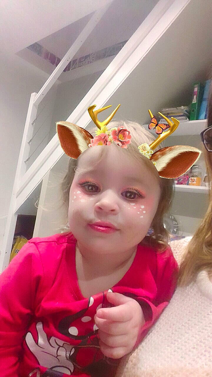 Éléana a rejoint le concours — aidez-le/la à gagner de superbes lots ! child, ear, face, fashion_accessory, fawn, fun, hair_coloring, head, human_body, organ, person, pink, room, smile, toddler