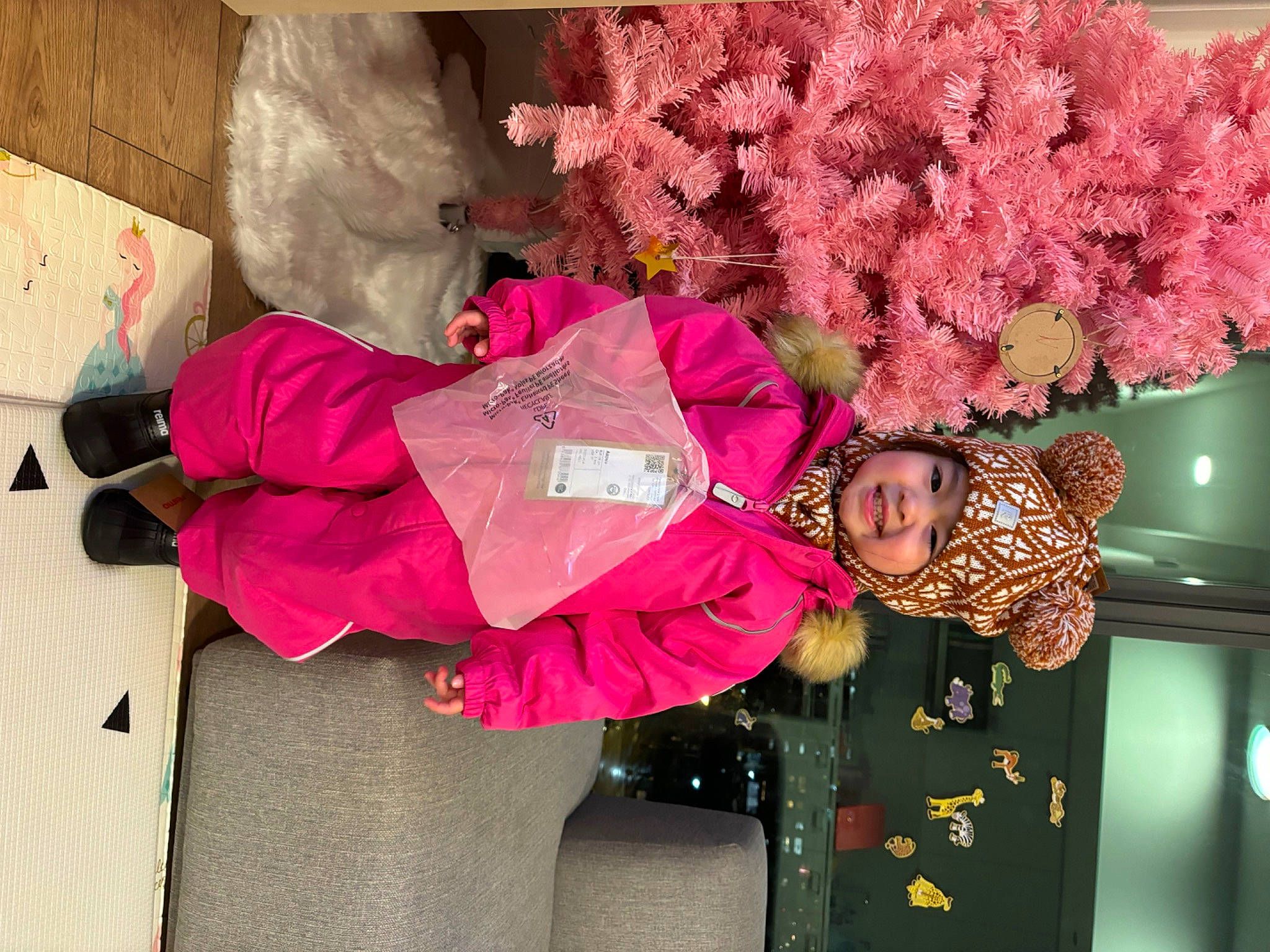 Emma is registered to the contest to win money with this photo: annual_plant, artificial_flower, blossom, cut_flowers, event, floral_design, floristry, flower, flower_arranging, flowerpot, headwear, houseplant, magenta, person, petal, pink, plant, red, room, textile