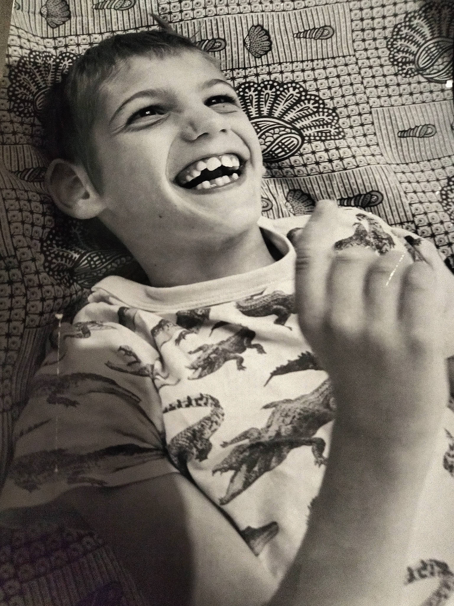 Alexis participe au concours pour gagner de l'argent avec cette photo : arm, black, black_and_white, eye, eyebrow, eyelash, facial_expression, flash_photography, gesture, happy, human, jaw, joy, lip, mouth, organ, person, photograph, smile, style