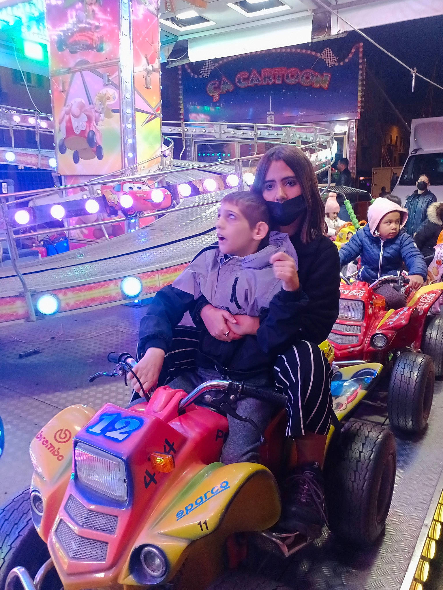 Alexis a rejoint le concours — aidez-le/la à gagner de superbes lots ! auto_part, automotive_design, automotive_exterior, automotive_lighting, automotive_tire, automotive_wheel_system, blurred, bumper, fender, fun, headwear, leisure, light, motor_vehicle, motorsport, organ, person, photograph, racing, smile