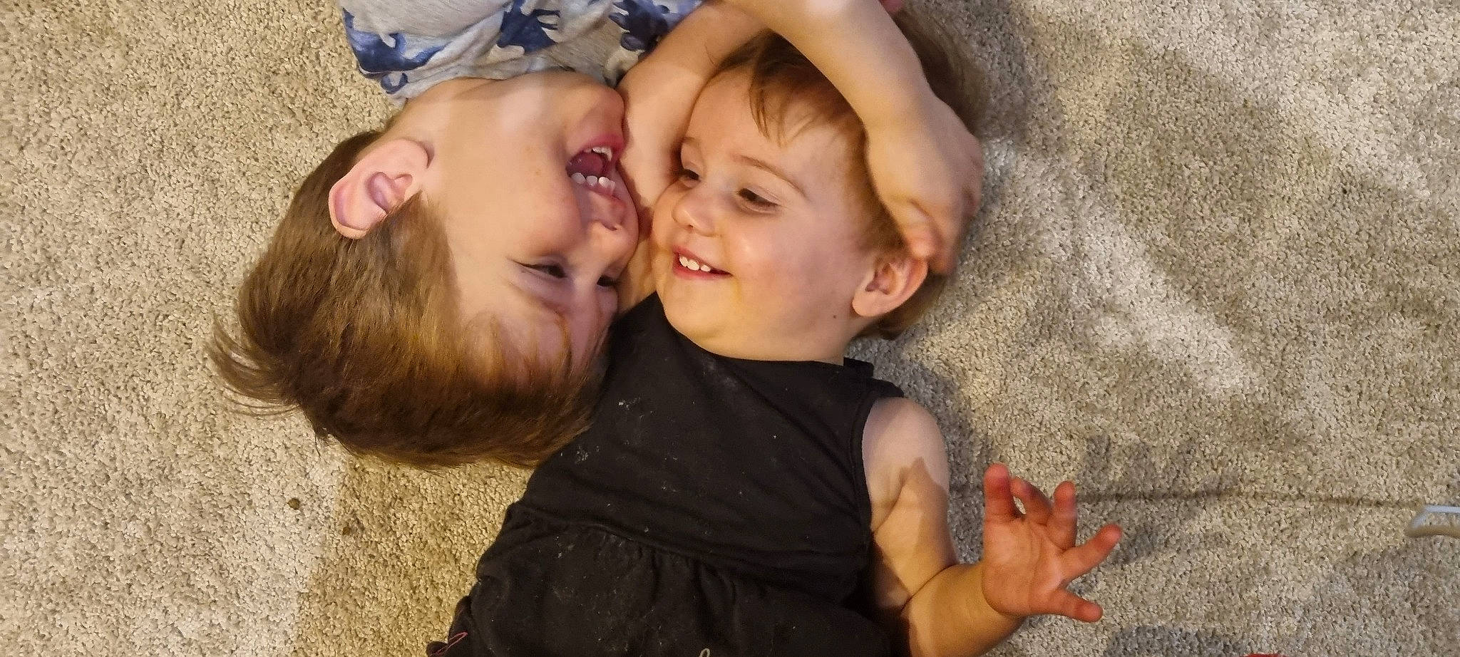 Emma Jeanne a rejoint le concours — aidez-le/la à gagner de superbes lots ! arm, cheek, child, eye, finger, flash_photography, fun, gesture, grass, happy, head, iris, joy, lip, mouth, nose, people_in_nature, person, skin, smile