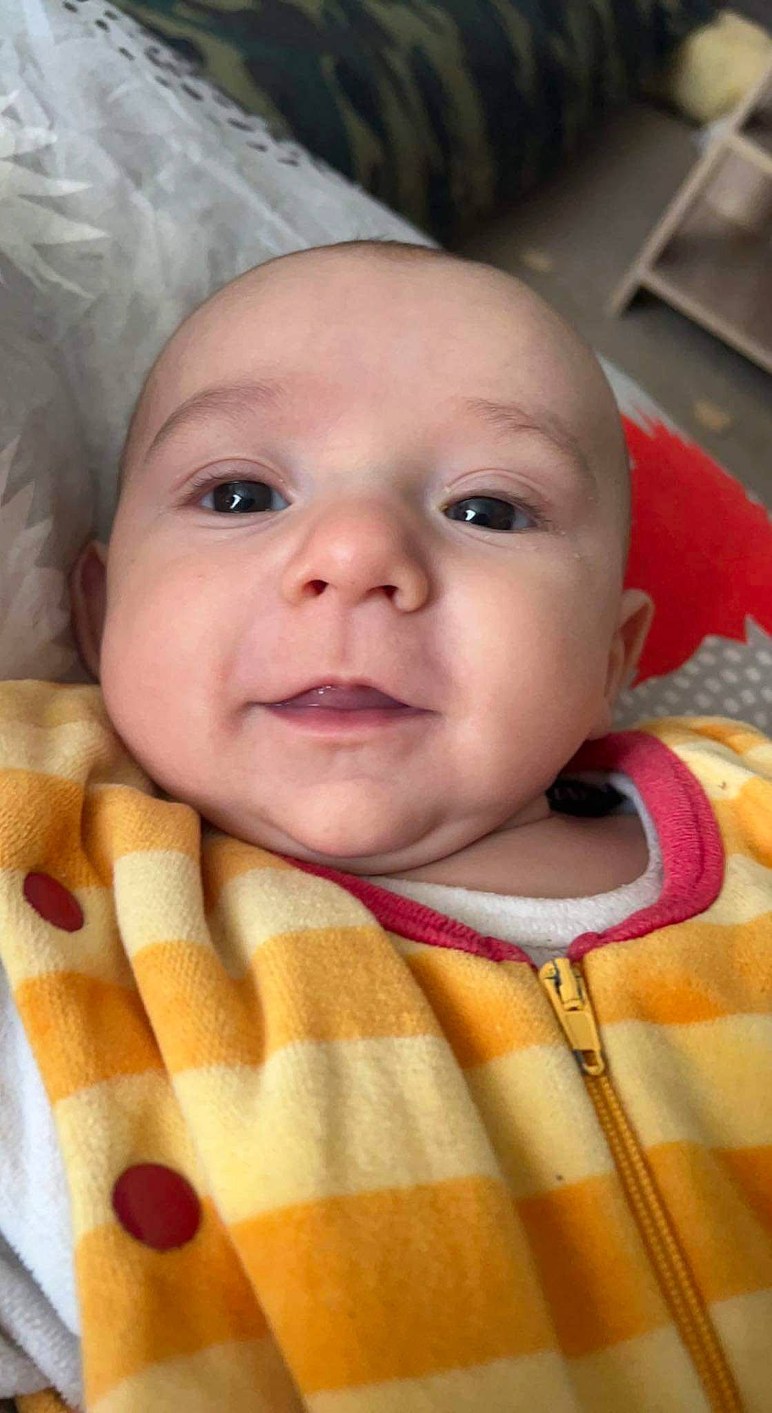 Emilio participe au concours pour gagner de l'argent avec cette photo : baby, baby_toddler_clothing, beauty, cheek, child, chin, dress, eye, facial_expression, happy, iris, lip, nose, organ, person, product, skin, sleeve, smile, textile