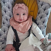 Alya a rejoint le concours — aidez-le/la à gagner de superbes lots ! baby, infant, headband, pink, bib, toy, pacifier, babychair, pattern, clothing, cute, smile, hand, face, sitting, indoor, blanket, soft, child, person