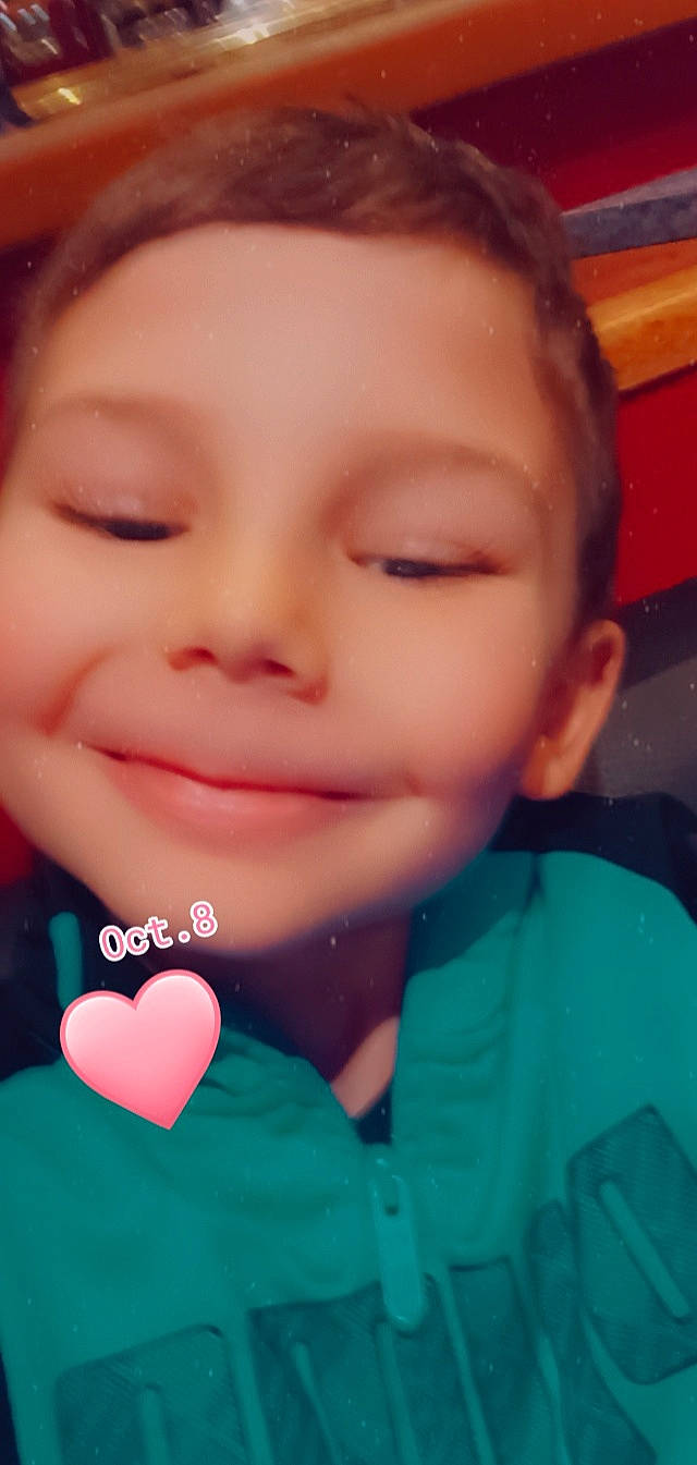 Antonin a rejoint le concours — aidez-le/la à gagner de superbes lots ! black_hair, cheek, chin, ear, eyebrow, eyelash, flash_photography, forehead, fun, gesture, happy, iris, jaw, joy, lip, mouth, neck, nose, person, skin