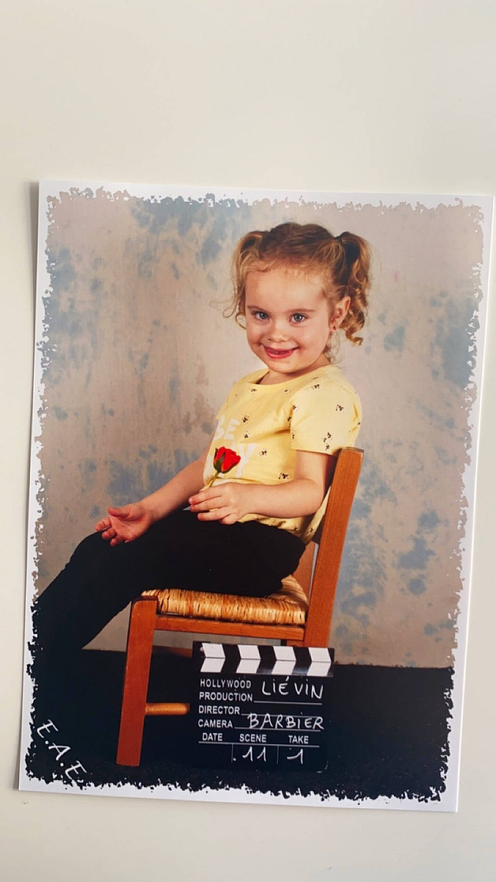 Ylie a rejoint le concours — aidez-le/la à gagner de superbes lots ! art, baby_toddler_clothing, chair, child, font, fun, happy, joy, knee, magenta, paper_product, pattern, person, rectangle, room, sitting, sleeve, smile, t_shirt, toddler