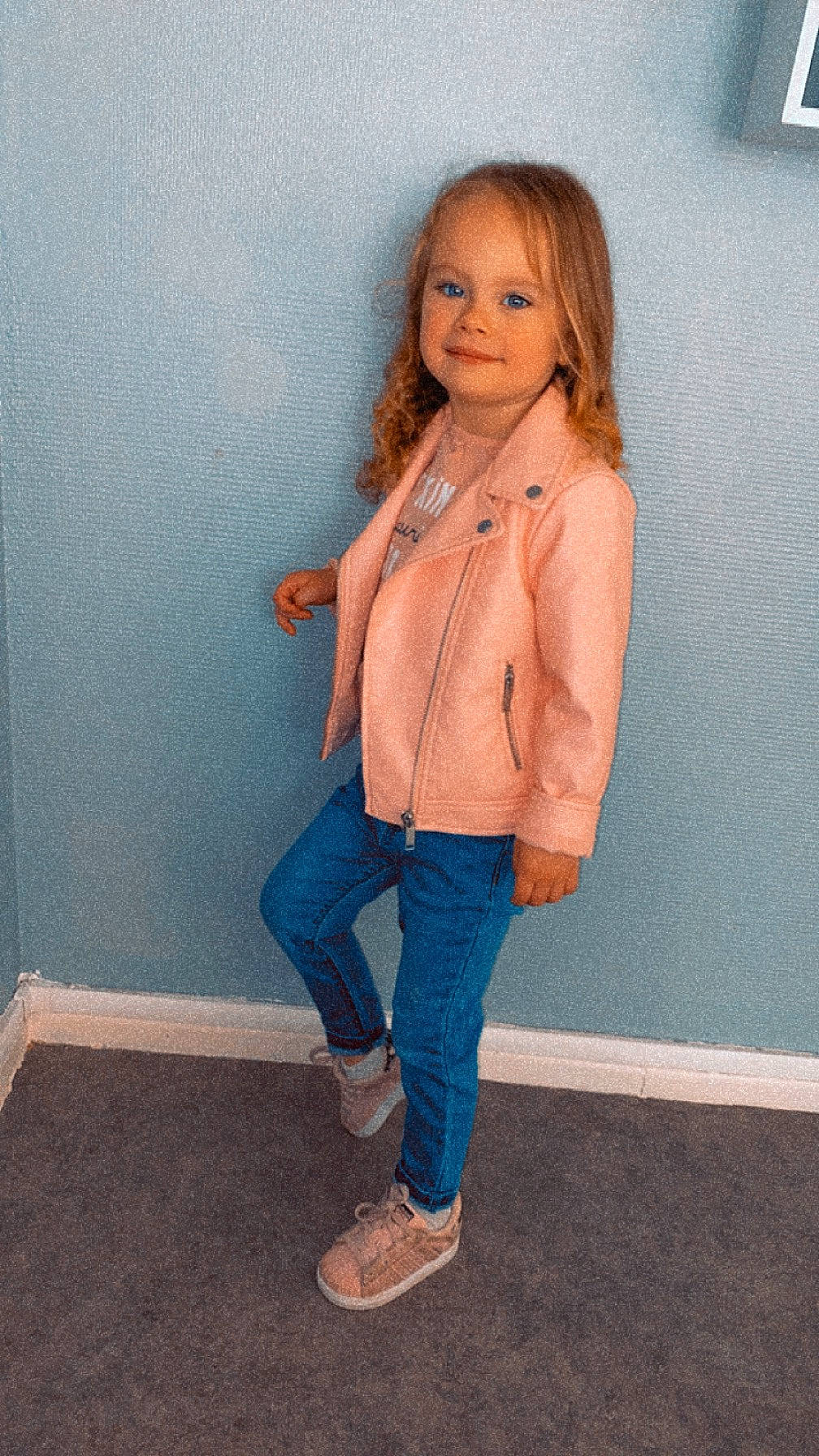 Ylie participe au concours pour gagner de l'argent avec cette photo : arm, blazer, chin, denim, dress_shirt, face, facial_expression, fashion_design, footwear, head, joy, knee, lip, neck, person, shoulder, sleeve, smile, standing, thigh