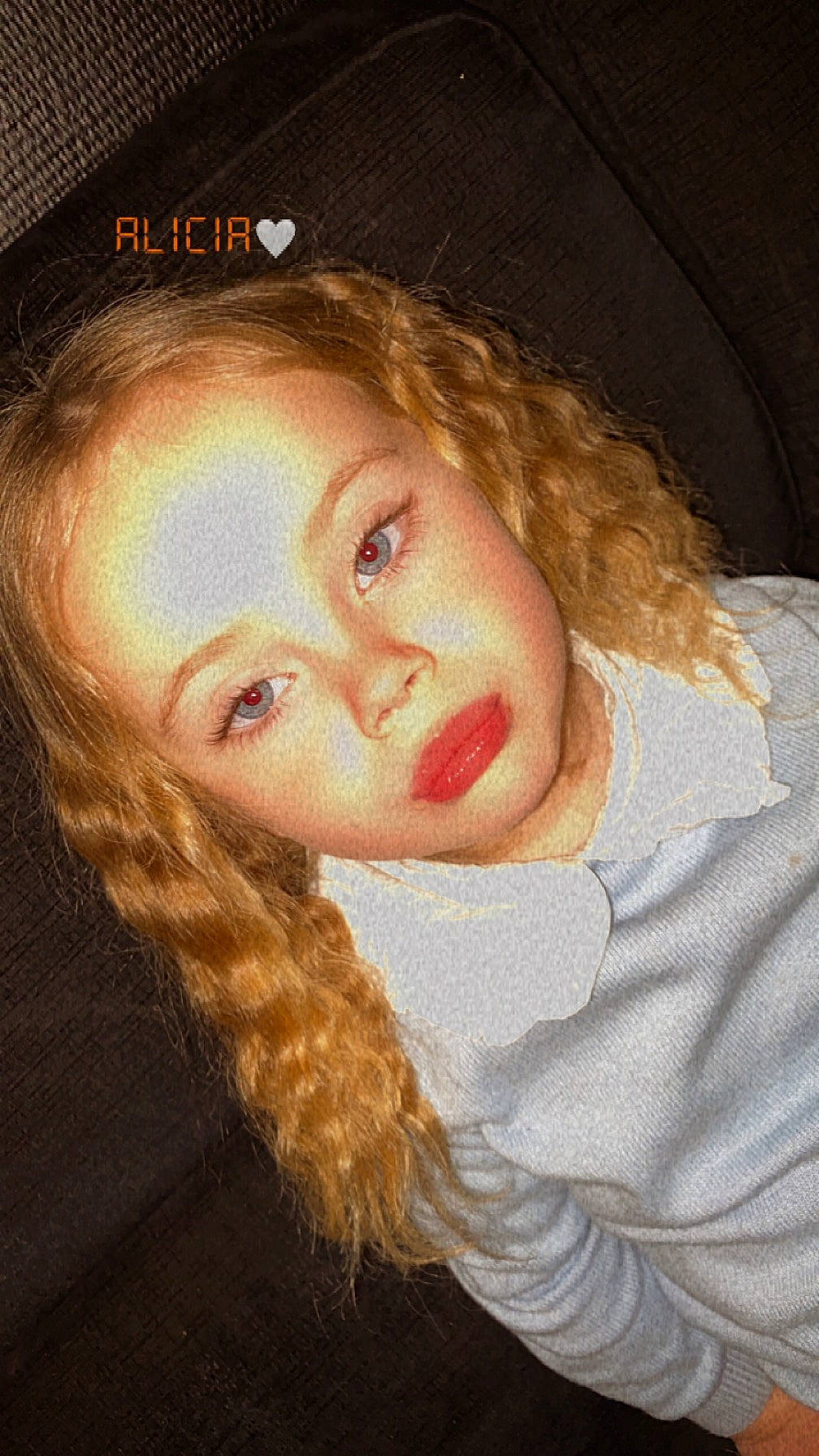 Ylie a rejoint le concours — aidez-le/la à gagner de superbes lots ! black_hair, blond, cheek, cool, eyebrow, eyelash, flash_photography, forehead, fun, iris, jaw, layered_hair, lip, lipstick, long_hair, mouth, no_expression, nose, person, selfie