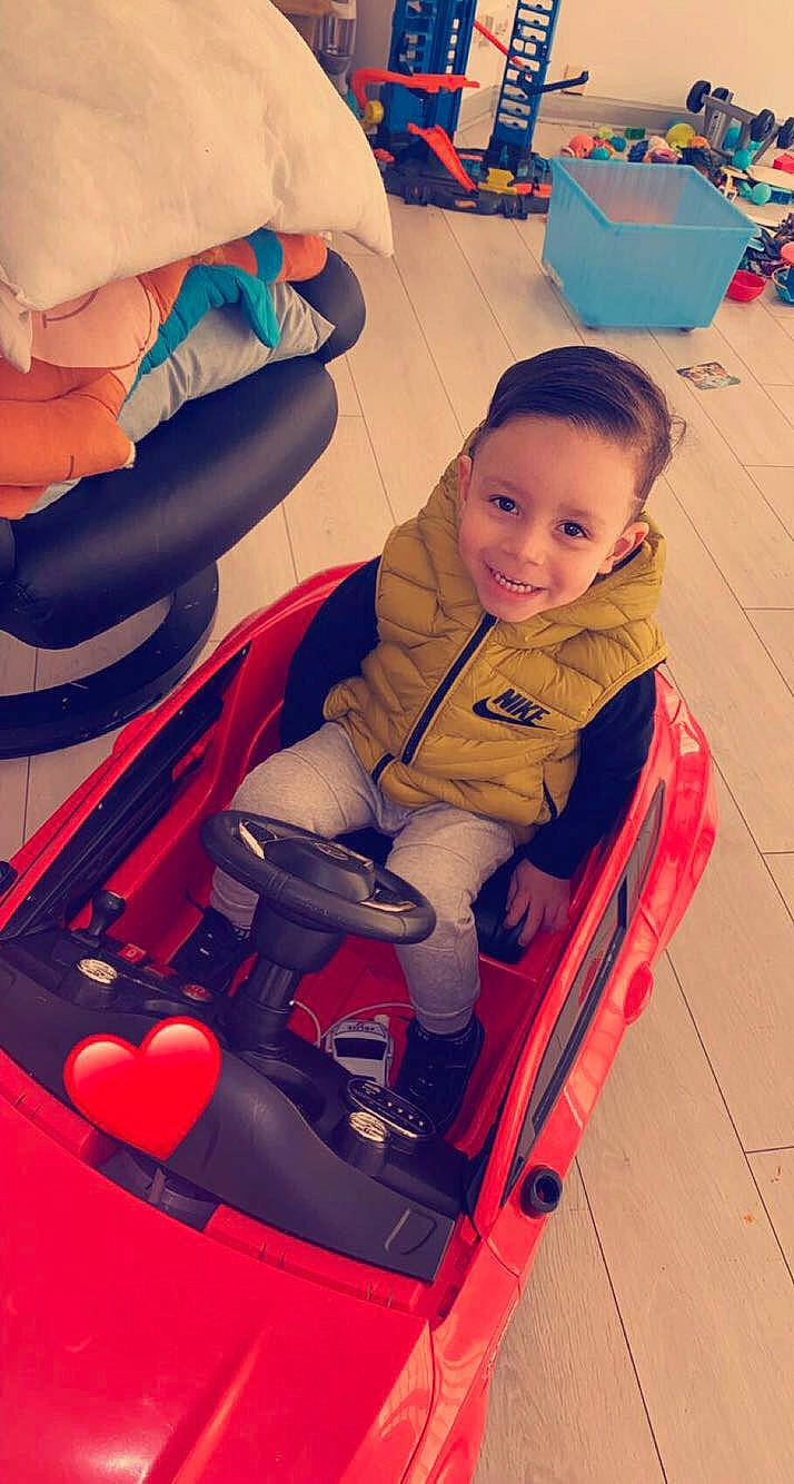 Shams a rejoint le concours — aidez-le/la à gagner de superbes lots ! automotive_design, automotive_exterior, baby_toddler_clothing, bumper, child, comfort, electric_blue, fun, happy, joy, leg, leisure, motor_vehicle, person, product, recreation, riding_toy, sitting, smile, toddler