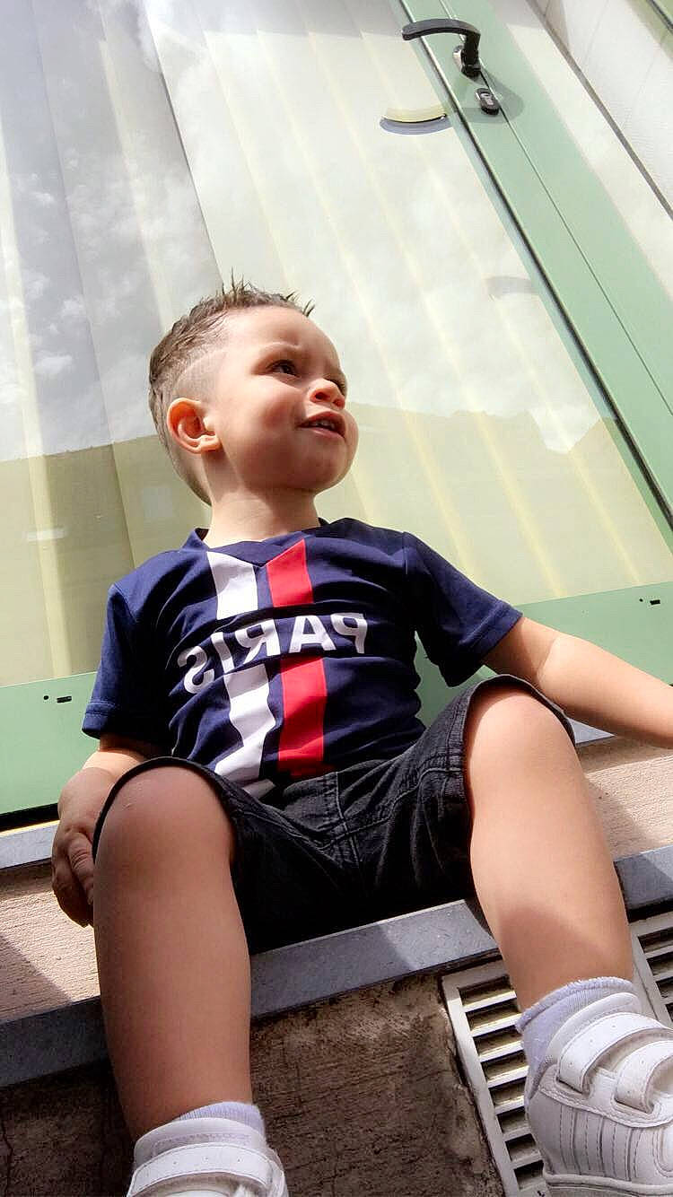 Shams a rejoint le concours — aidez-le/la à gagner de superbes lots ! child, human_leg, knee, leg, leisure, person, shorts, sitting, smile, t_shirt, thigh, toddler, vacation