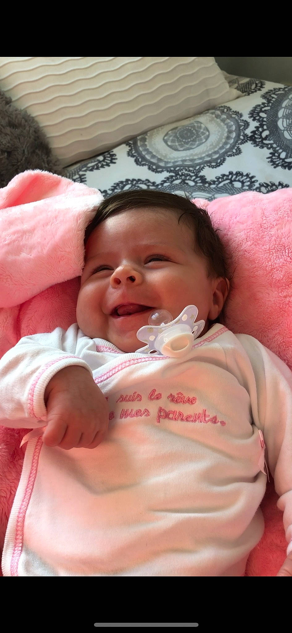 Hope participe au concours pour gagner de l'argent avec cette photo : baby_products, blue, cheek, comfort, eye, face, finger, fun, green, hairstyle, head, human, lip, people, person, product, room, sitting, skin, vertebrate