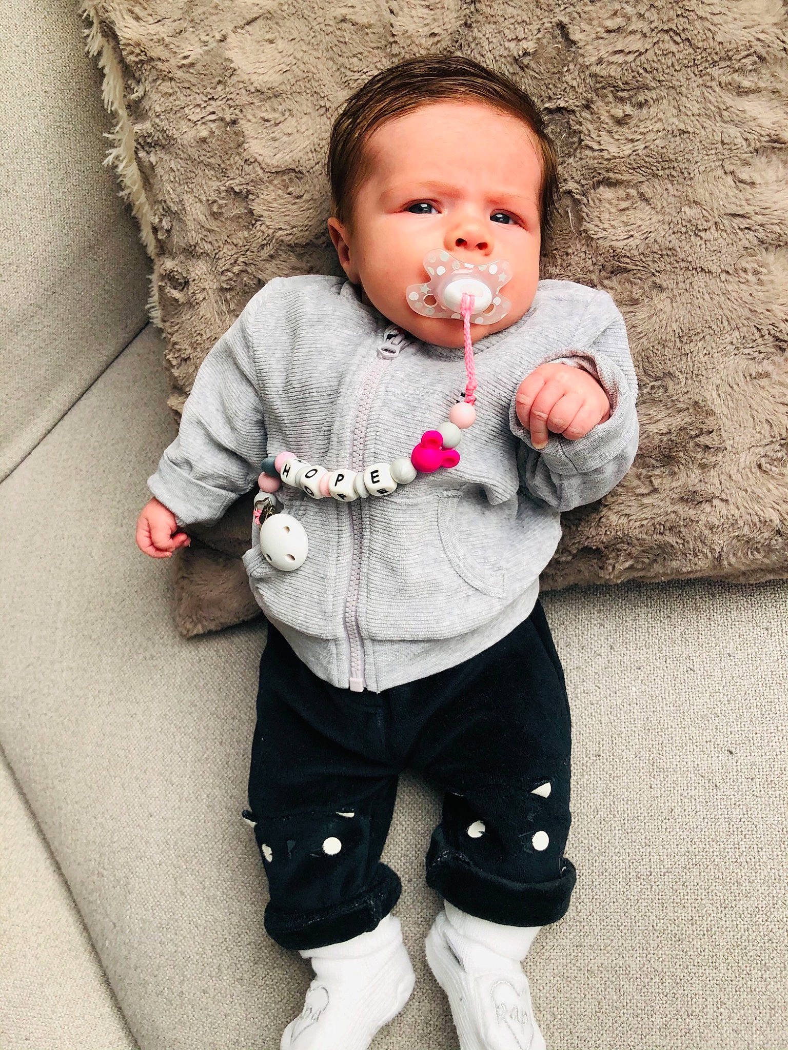 Hope a rejoint le concours — aidez-le/la à gagner de superbes lots ! active_pants, baby, baby_products, baby_toddler_clothing, cheek, child, human, long_sleeved_t_shirt, mouth, nose, person, sleeve, sock, toddler, tongue