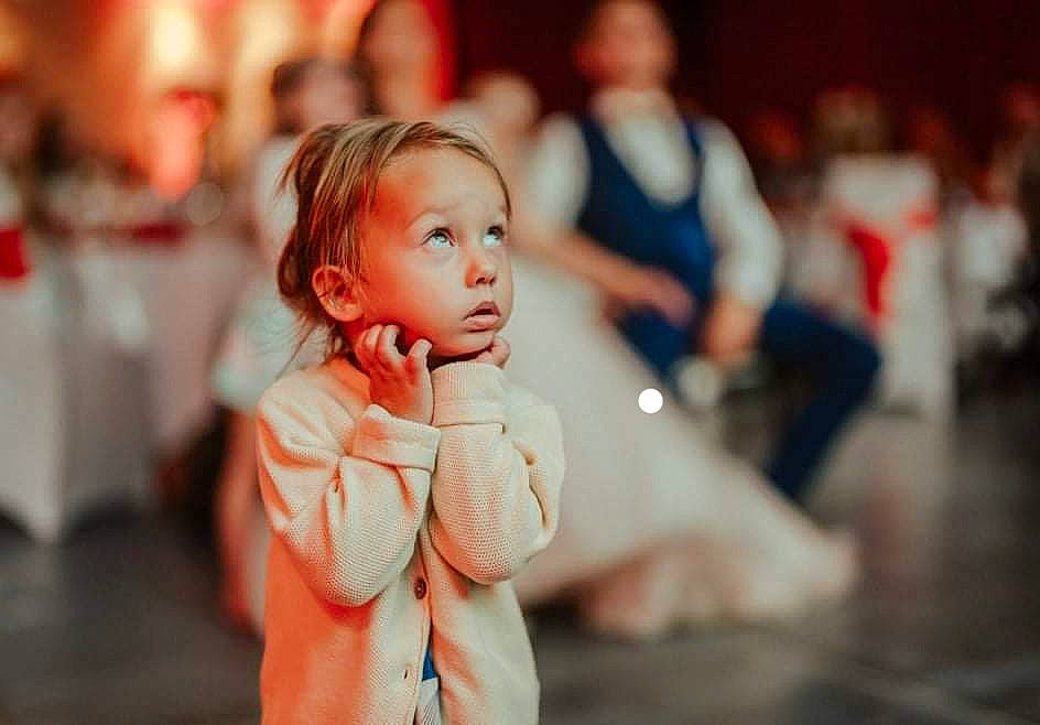 Camila participe au concours pour gagner de l'argent avec cette photo : ball, ceremony, child, entertainment, event, eye, face, flash_photography, flooring, fun, happy, leisure, performing_arts, person, recreation, room, sitting, street, suit, surprise