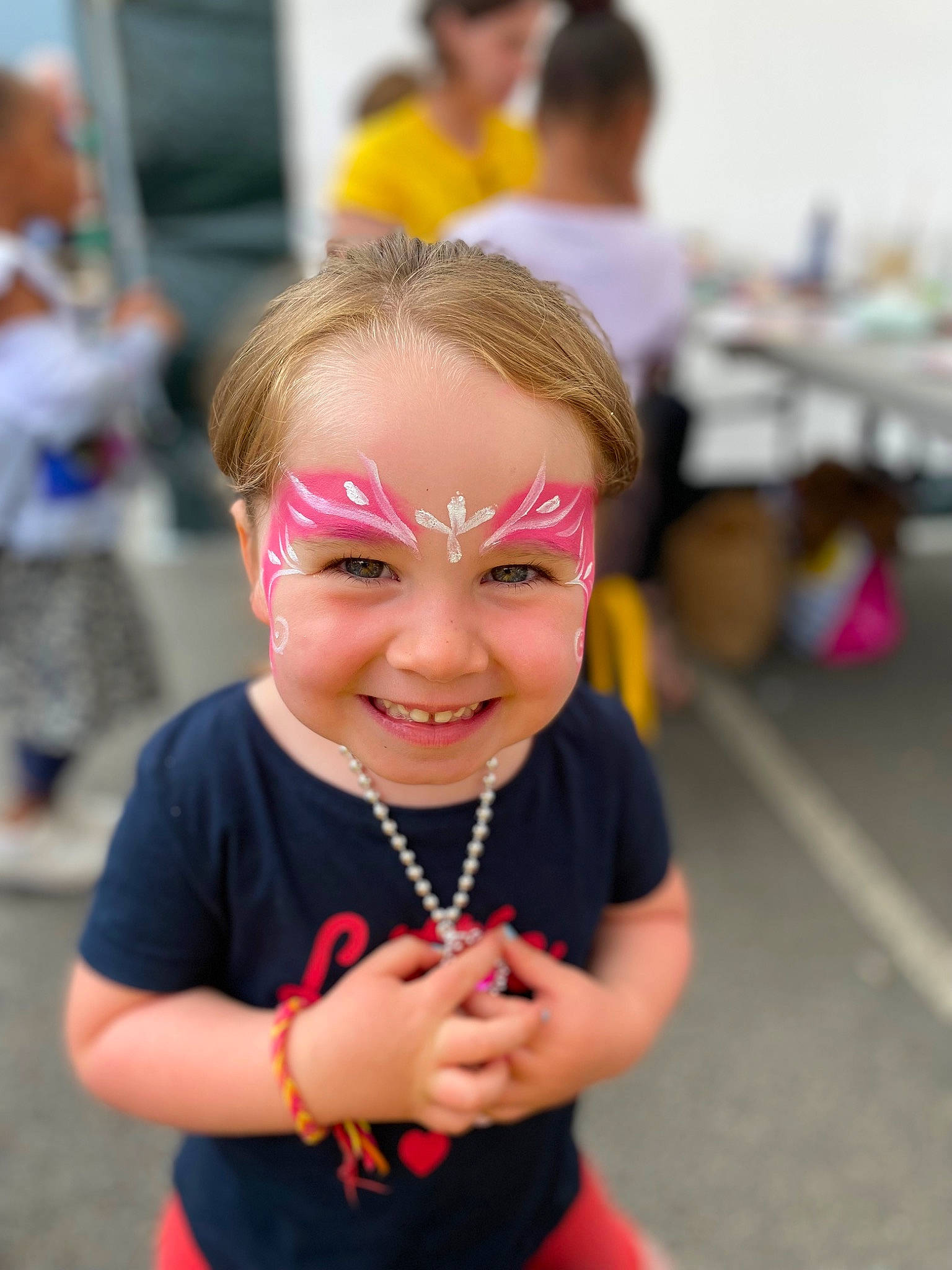 Enora a rejoint le concours — aidez-le/la à gagner de superbes lots ! blond, child, entertainment, event, eyewear, fashion_accessory, fun, happy, hat, jewellery, joy, laugh, leisure, magenta, performing_arts, person, personal_protective_equipment, pink, recreation, smile
