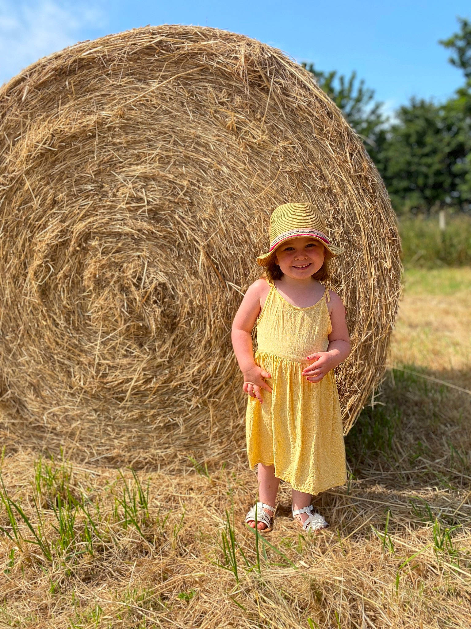 Enora a rejoint le concours — aidez-le/la à gagner de superbes lots ! adaptation, agriculture, botany, cloud, ecoregion, farmer, field, grass, grass_family, grassland, happy, hat, headgear, headwear, joy, landscape, people_in_nature, person, plant, prairie