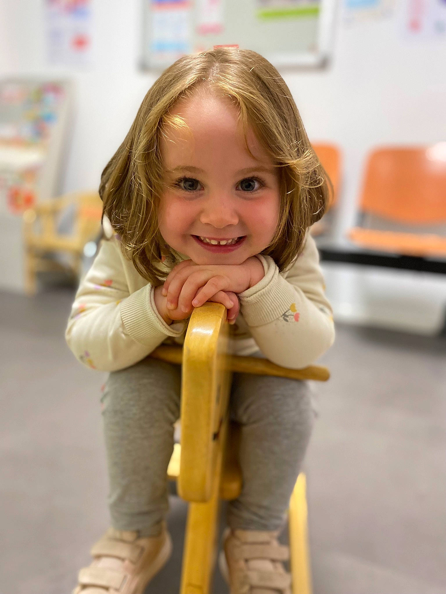 Enora participe au concours pour gagner de l'argent avec cette photo : blond, child, city, floor, flooring, fun, happy, human_leg, joy, knee, laugh, leisure, person, play, portrait_photography, recreation, room, sitting, smile, toddler