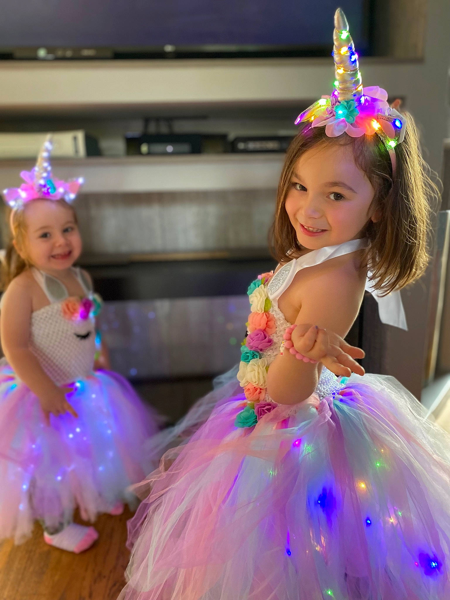 Maëlyne a rejoint le concours — aidez-le/la à gagner de superbes lots ! ballet_tutu, child, costume, dress, entertainment, event, facial_expression, formal_wear, fun, gown, hairstyle, happy, headgear, headpiece, headwear, joy, magenta, person, pink, purple