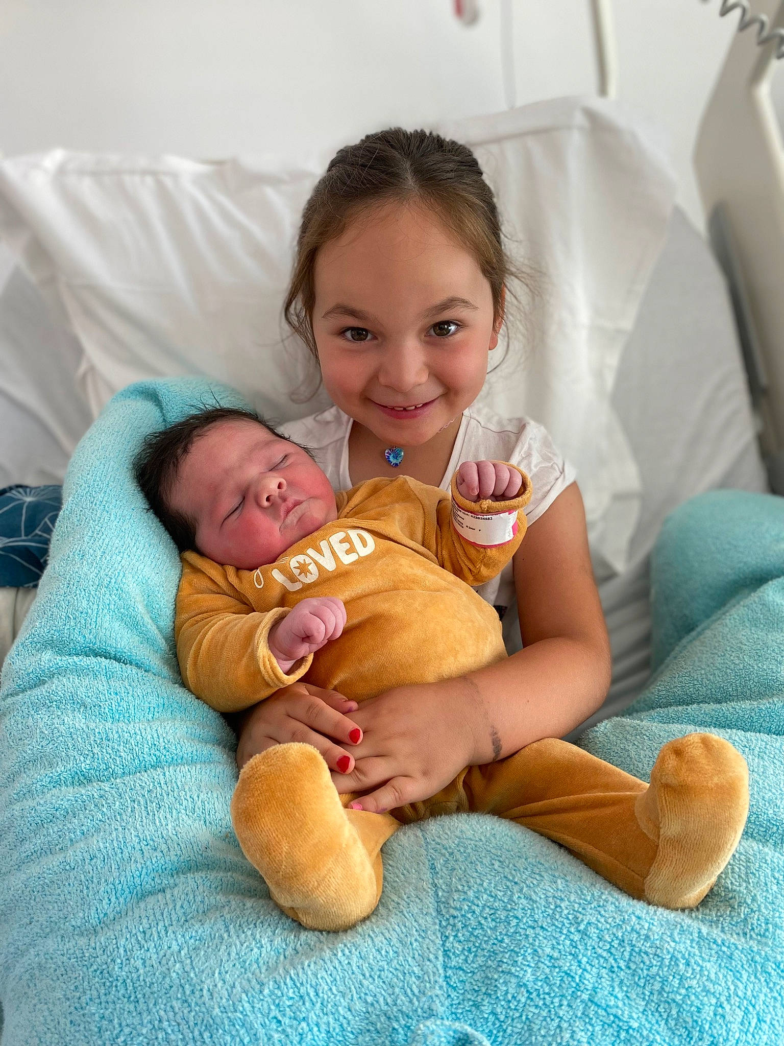 Maëlyne participe au concours pour gagner de l'argent avec cette photo : abdomen, arm, baby, child, comfort, event, finger, foot, gesture, happy, joint, joy, knee, leg, linens, mouth, person, skin, smile, thigh