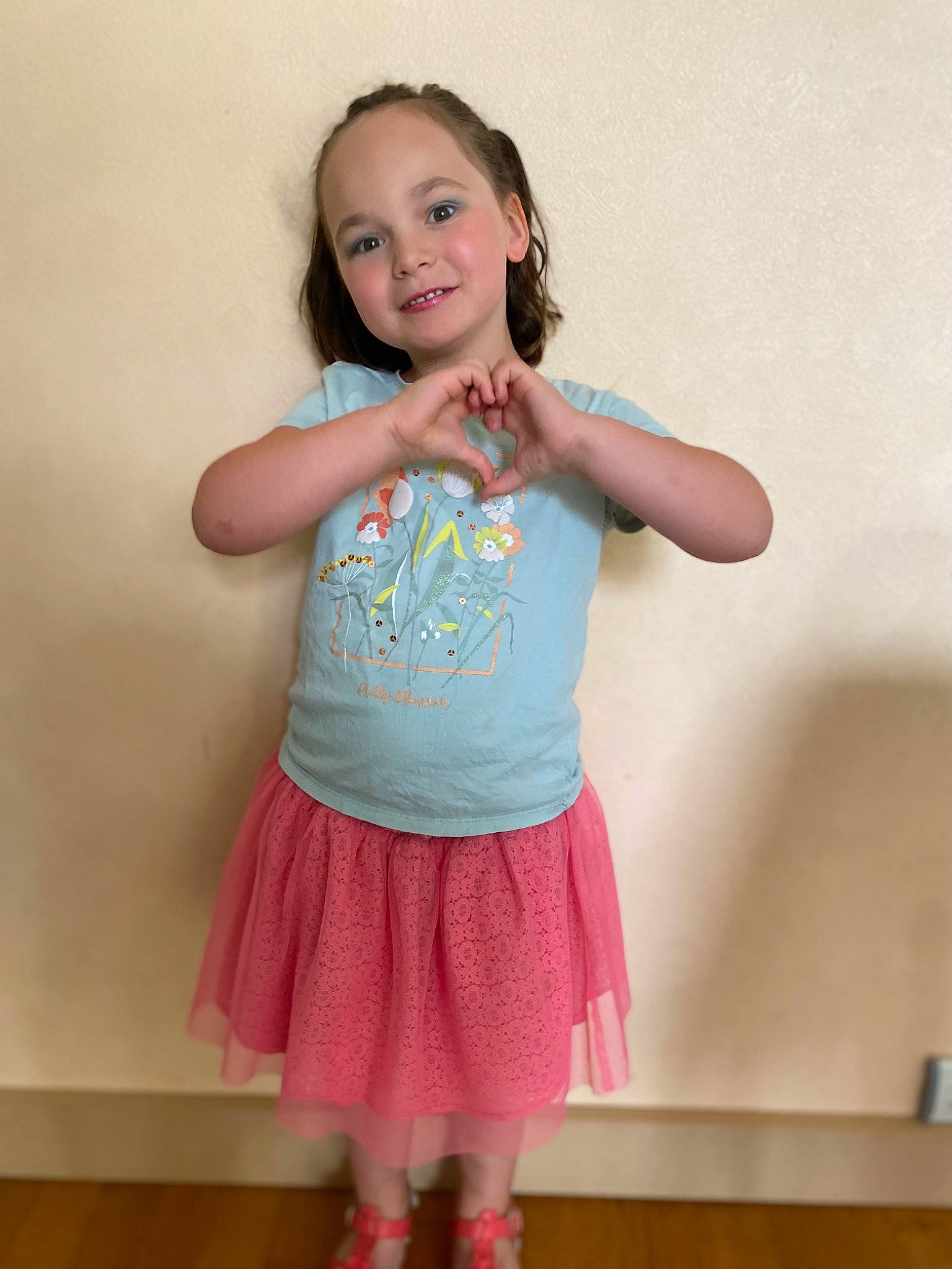 Maëlyne participe au concours pour gagner de l'argent avec cette photo : abdomen, baby_toddler_clothing, clothing, eye, face, hair, happy, human_body, joy, knee, leg, person, pink, skin, sleeve, smile, sportswear, t_shirt, thigh, toddler