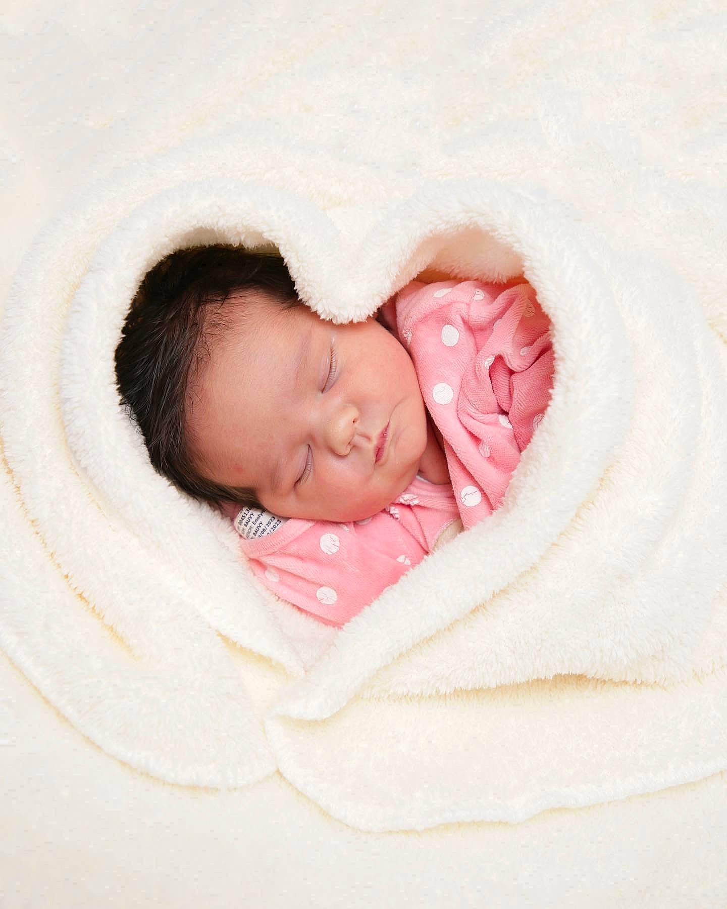 Enolyne participe au concours pour gagner de l'argent avec cette photo : baby, baby_products, baby_sleeping, baby_toddler_clothing, bed, bedding, bedtime, cheek, child, comfort, face, headgear, infant_bed, linens, lip, nap, pattern, person, portrait_photography, textile