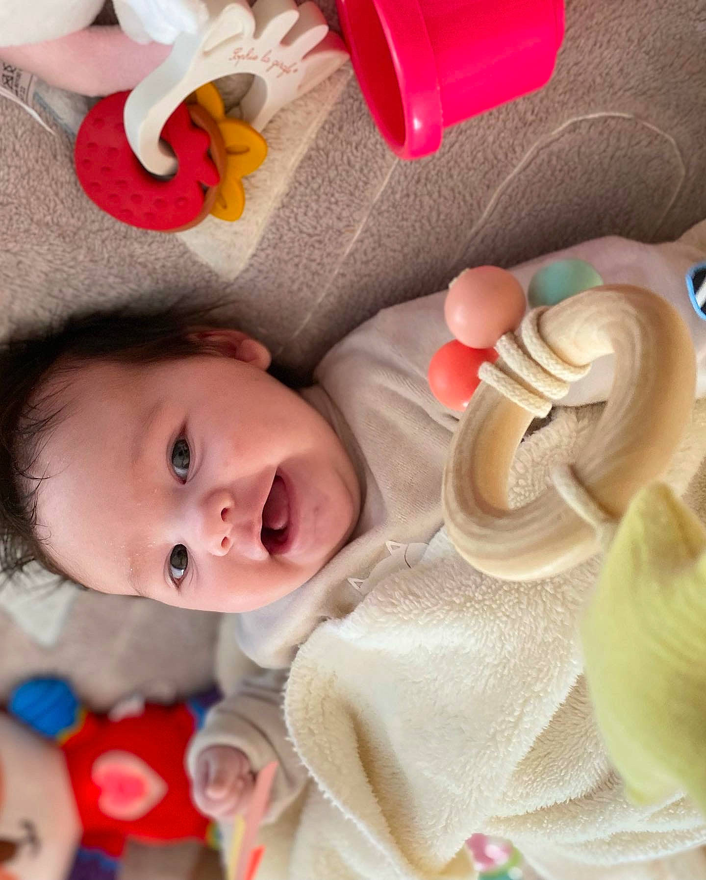 Enolyne a rejoint le concours — aidez-le/la à gagner de superbes lots ! baby, baby_toddler_clothing, cheek, child, close_up, eye, facial_expression, fun, happy, head, human_body, lip, mouth, nose, organ, person, pink, skin, textile, toddler