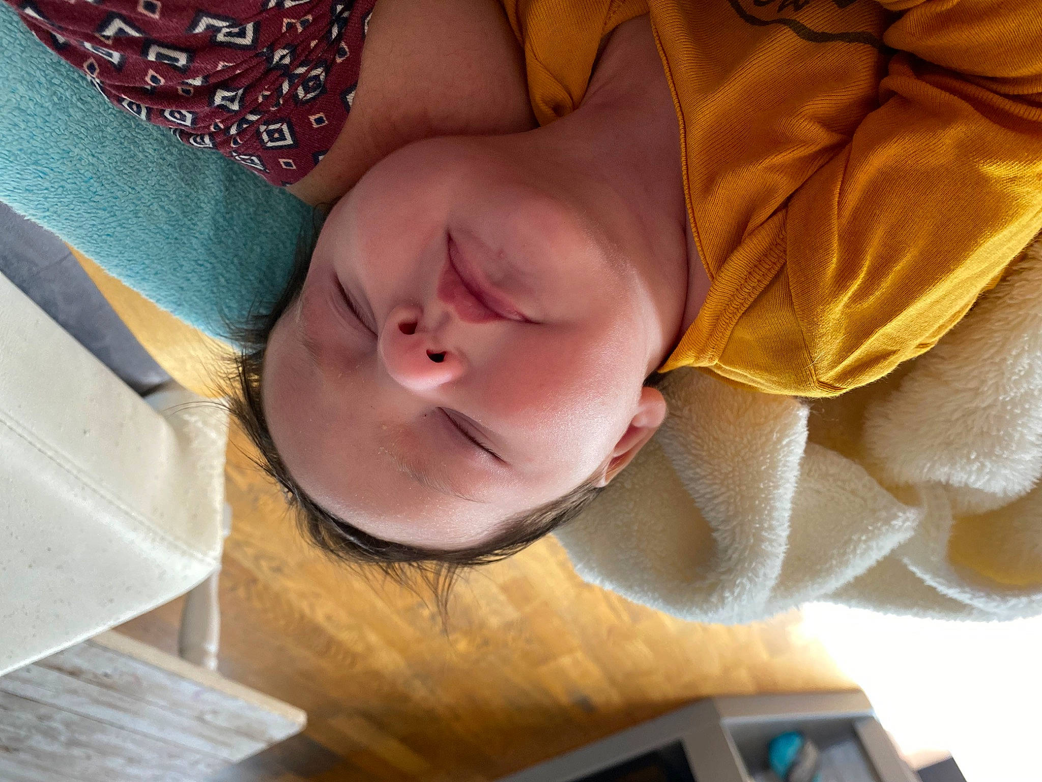 Enolyne participe au concours pour gagner de l'argent avec cette photo : baby, baby_products, baby_sleeping, baby_toddler_clothing, cheek, child, comfort, communication_device, eye, eyebrow, finger, happy, head, mobile_phone, mouth, nose, person, portable_communications_device, skin, toddler