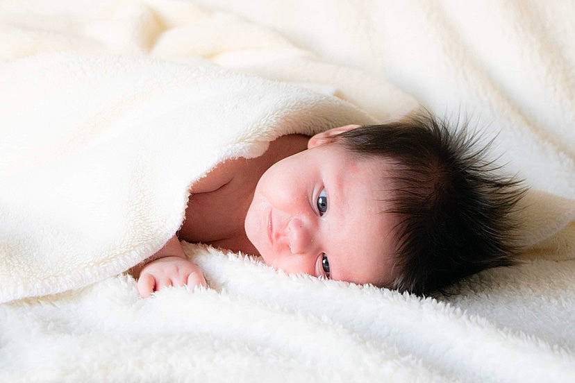 Enolyne participe au concours pour gagner de l'argent avec cette photo : baby, baby_toddler_clothing, bedding, bedtime, cheek, child, comfort, couch, eye, eyebrow, eyelash, flash_photography, fur, head, iris, linens, lip, person, photo_shoot, portrait_photography