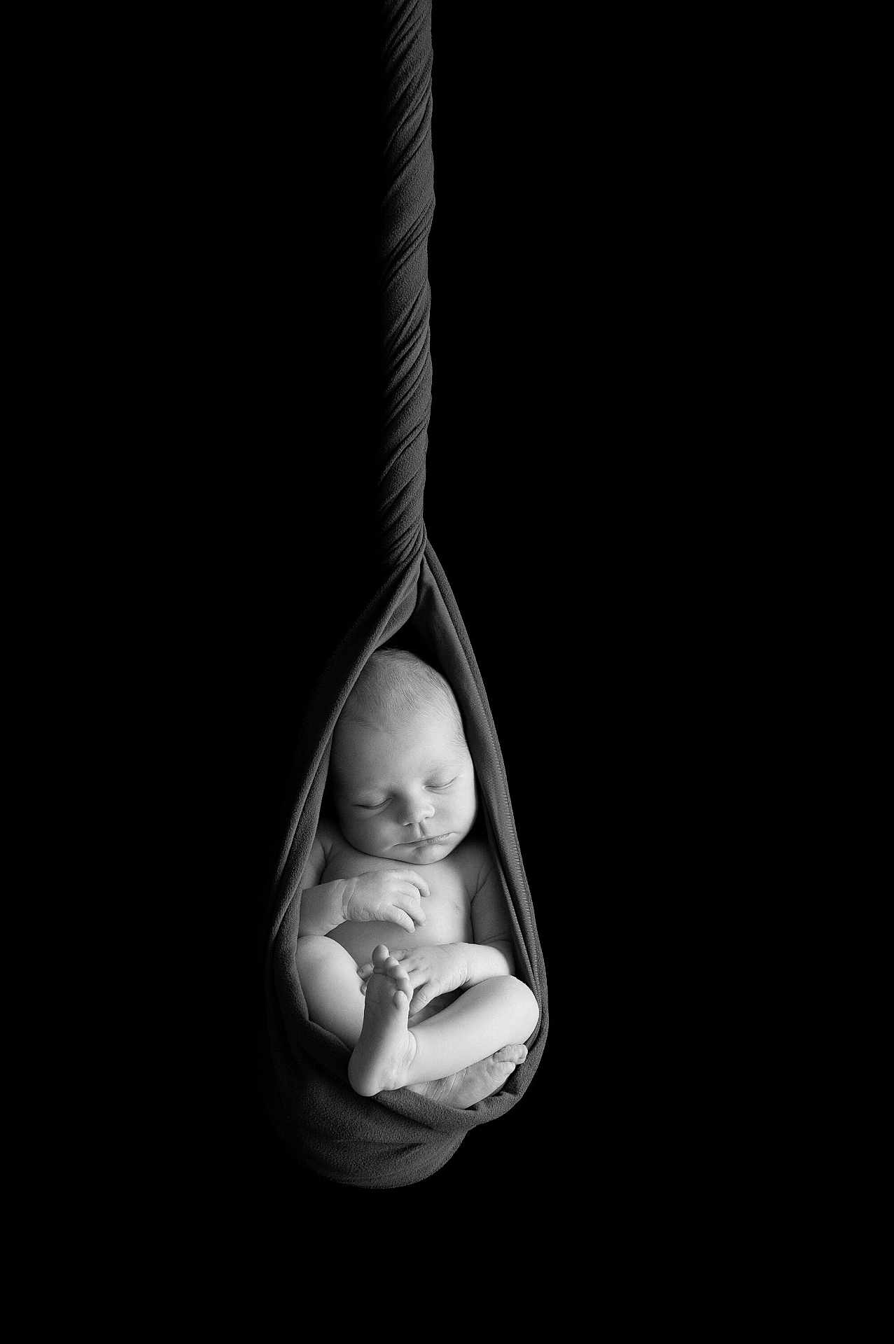 Simon a rejoint le concours — aidez-le/la à gagner de superbes lots ! newborn, baby, sleeping, wrapped, fabric, sling, black_background, portrait, infant, peaceful, soft, delicate, cute, child, resting, monochrome, studio, cozy, tiny_feet, hands