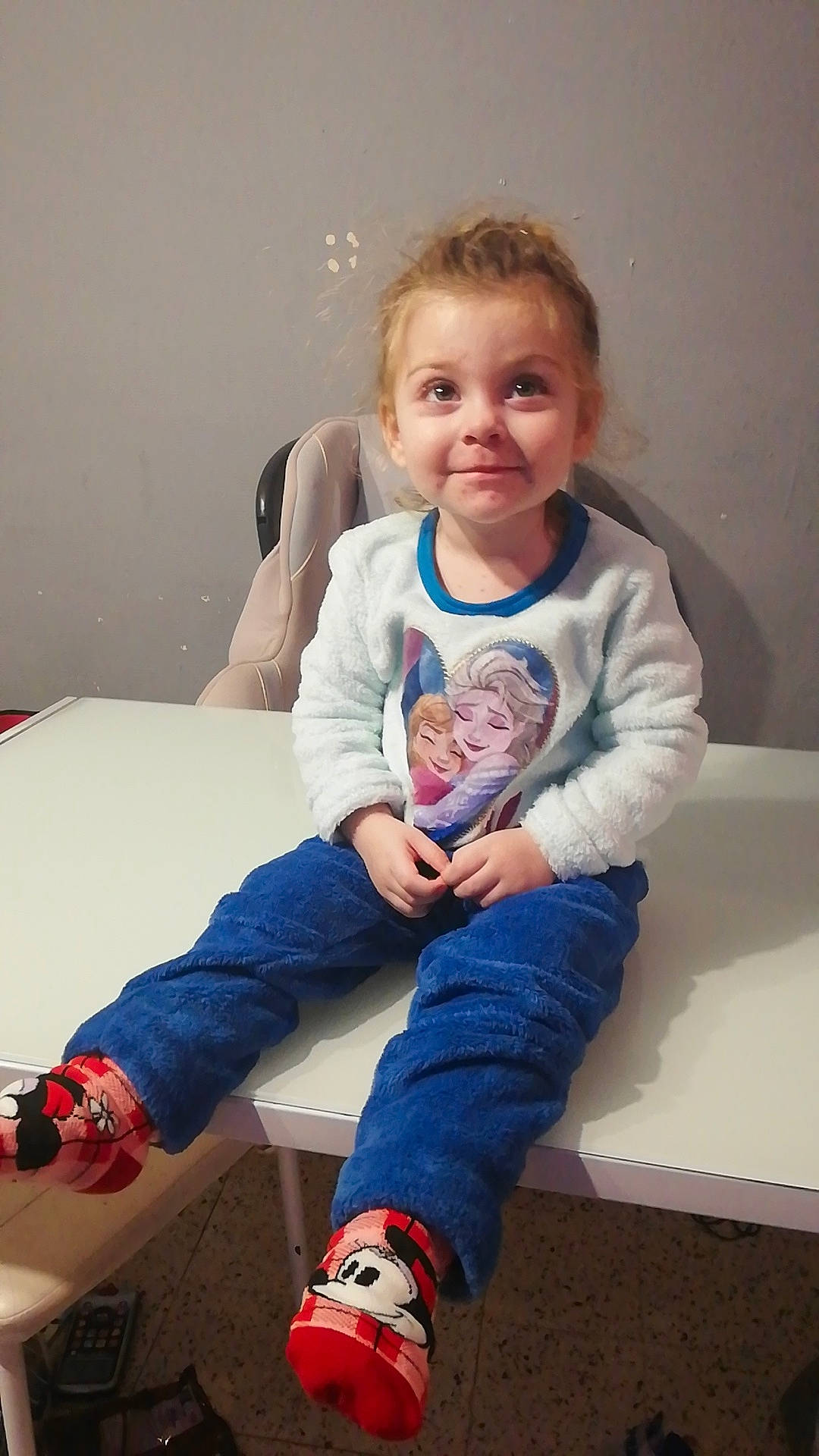 Catalyna participe au concours pour gagner de l'argent avec cette photo : baby_toddler_clothing, cheek, child, electric_blue, face, finger, fun, happy, head, joint, joy, knee, leg, person, shoulder, skin, sleeve, smile, standing, t_shirt