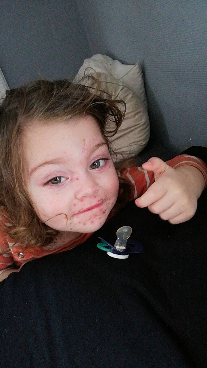 Catalyna participe au concours pour gagner de l'argent avec cette photo : cheek, chin, ear, eye, eyebrow, eyelash, face, finger, flash_photography, gesture, hair, head, human_body, iris, jaw, lip, mouth, neck, nose, person