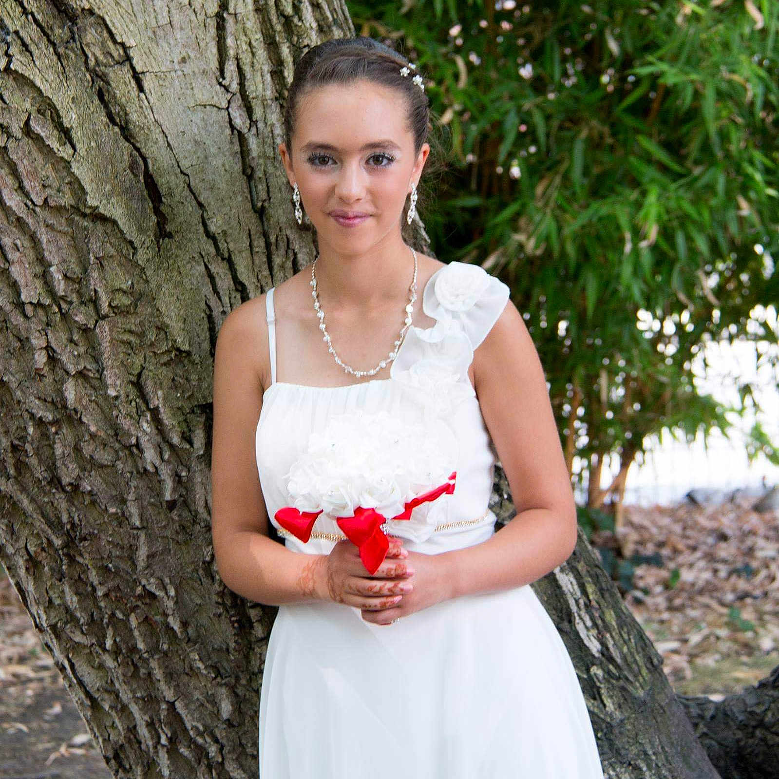 Assia participe au concours pour gagner de l'argent avec cette photo : beauty, bridal_accessory, bridal_clothing, bride, ceremony, dress, flower, flower_bouquet, girl, gown, jewellery, joy, lady, marriage, person, photo_shoot, photograph, smile, veil, wedding