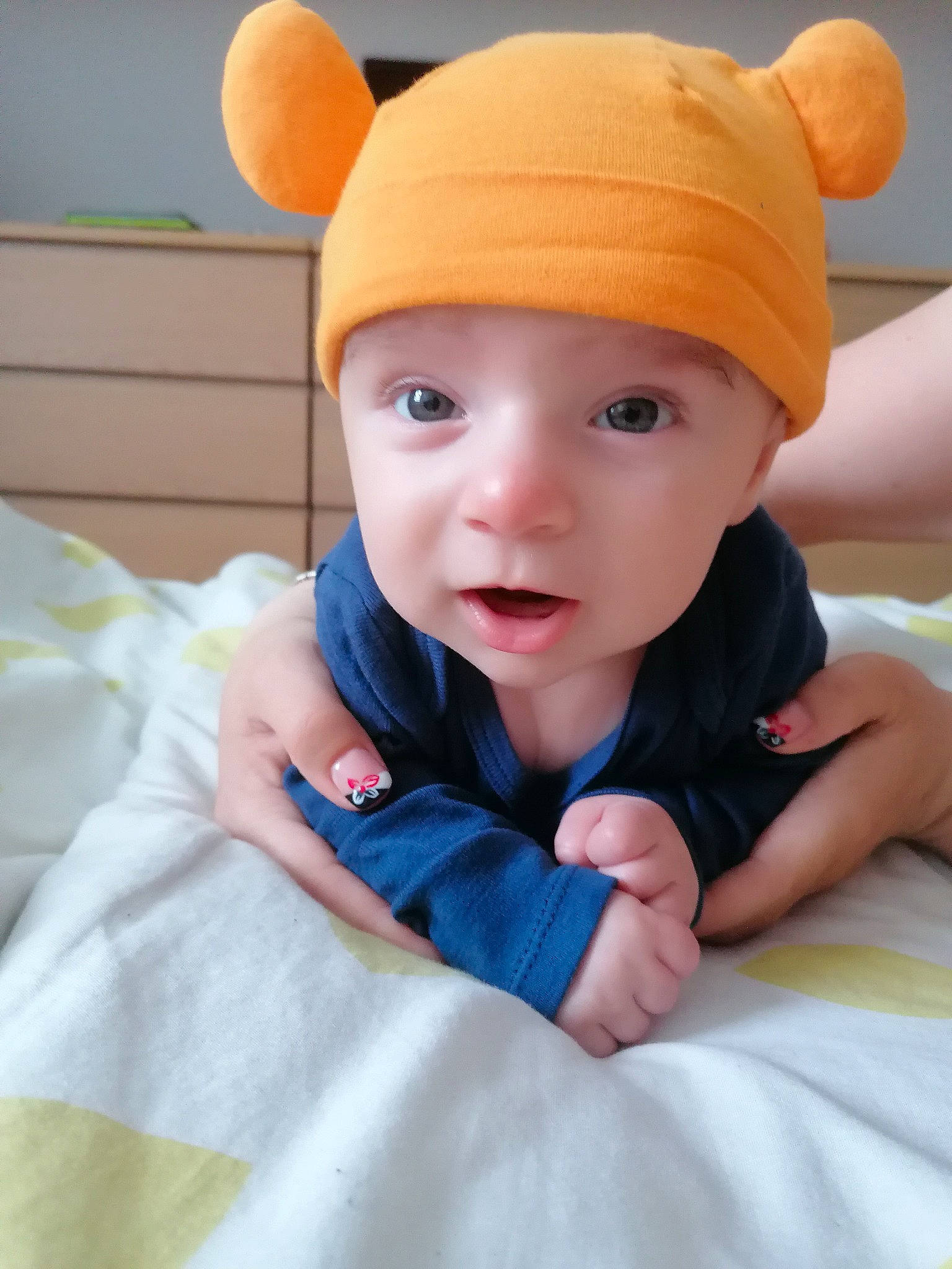 Gustave a rejoint le concours — aidez-le/la à gagner de superbes lots ! baby, baby_products, baby_toddler_clothing, cap, cheek, child, comfort, costume_hat, electric_blue, fashion_accessory, fun, happy, headwear, linens, pattern, person, portrait_photography, sitting, skin, sleeve
