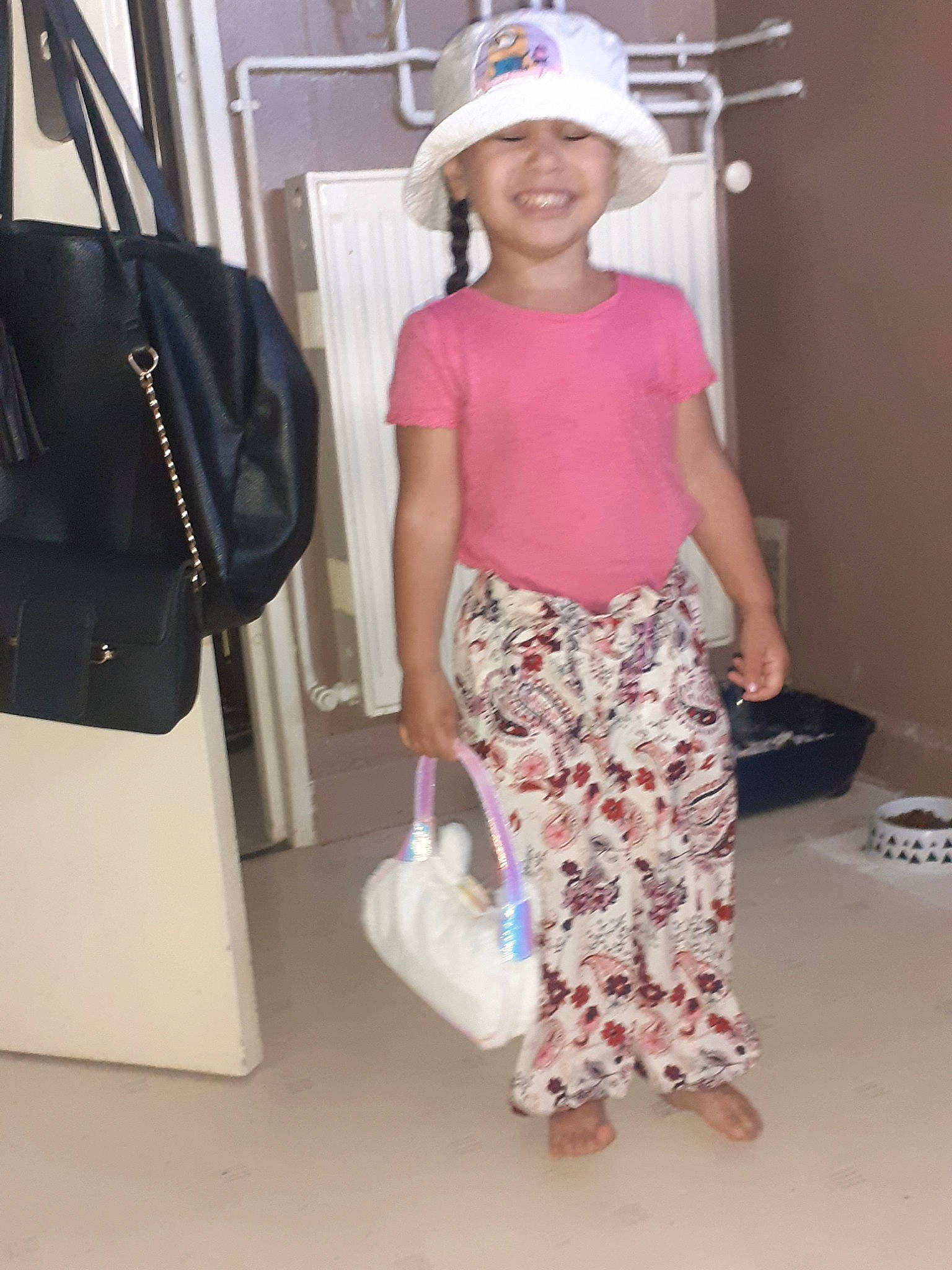 Yasmina a rejoint le concours — aidez-le/la à gagner de superbes lots ! clothing, hat, headgear, headwear, joy, person, pink, shoe, shoulder, sun_hat, waist