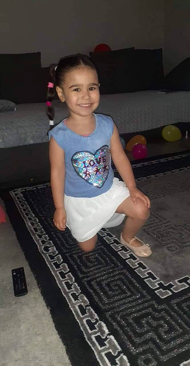 Yasmina participe au concours pour gagner de l'argent avec cette photo : barefoot, child, fun, joy, leg, leisure, person, play, sitting, toddler