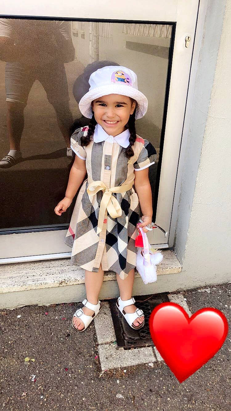 Yasmina participe au concours pour gagner de l'argent avec cette photo : child, costume, headwear, joy, leg, person, toddler, uniform, vacation