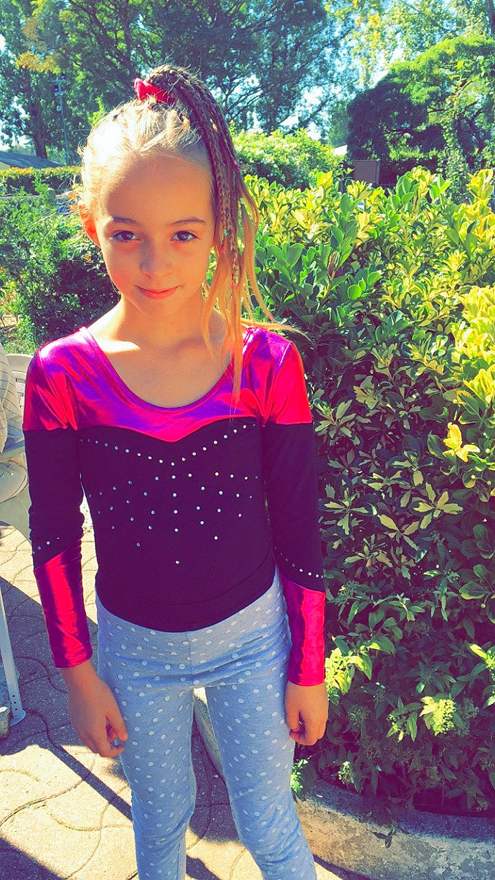 Ilona a rejoint le concours — aidez-le/la à gagner de superbes lots ! beauty, cool, denim, electric_blue, grass, hair, hairstyle, happy, joy, leaf, long_hair, magenta, neck, person, plant, shoulder, sleeve, sportswear, street_fashion, summer