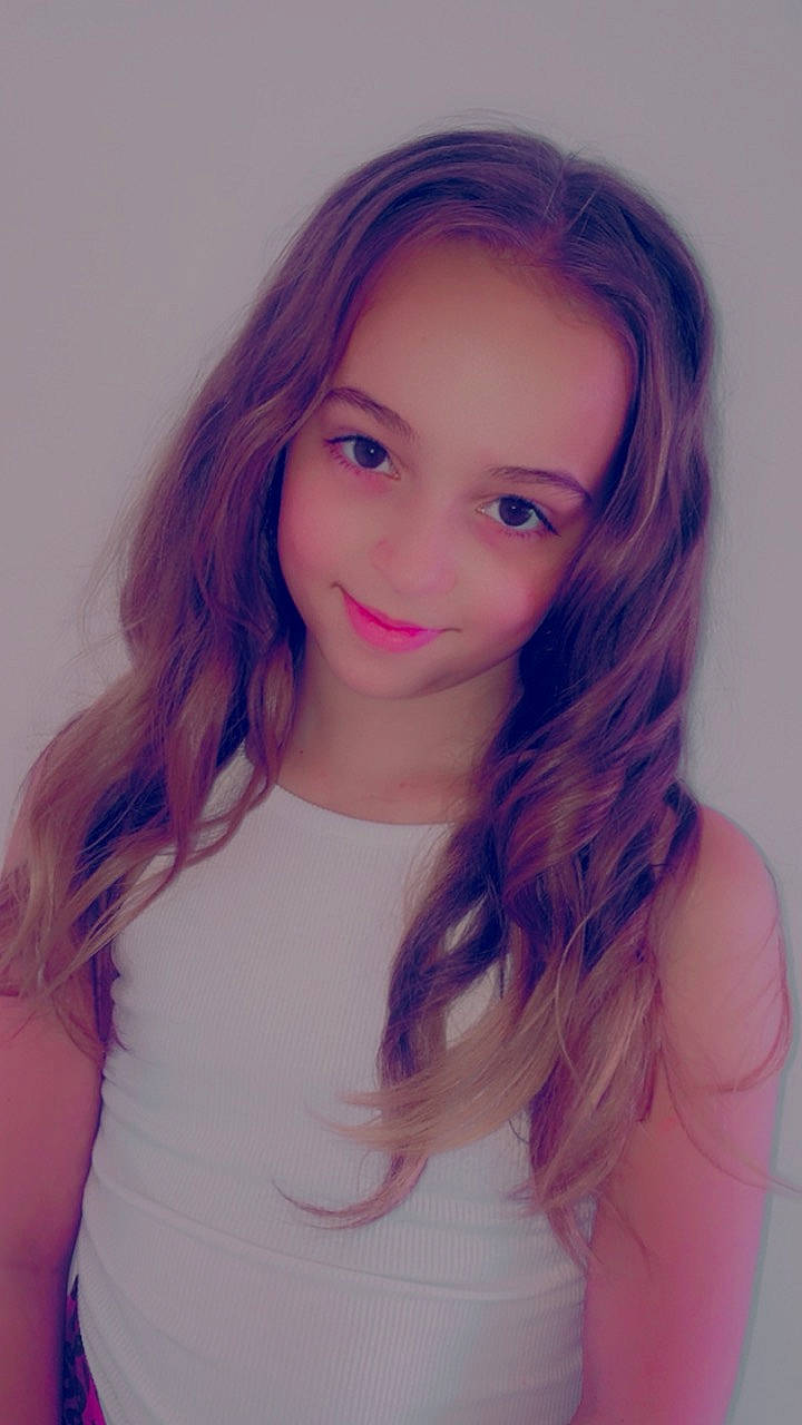 Ilona a rejoint le concours — aidez-le/la à gagner de superbes lots ! arm, cheek, chin, eye, eyebrow, eyelash, face, flash_photography, forehead, hairstyle, head, joint, joy, lip, mouth, neck, nose, person, purple, shoulder