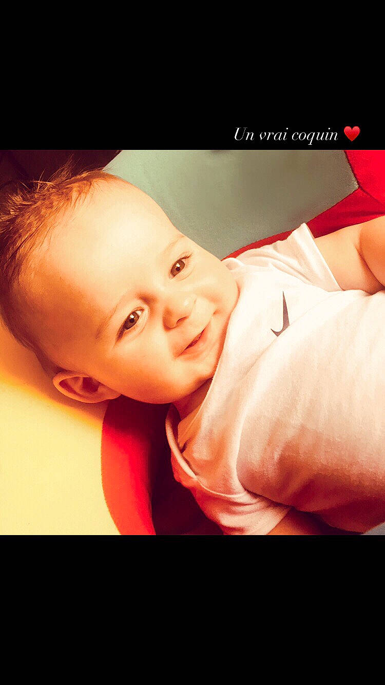 Kylian participe au concours pour gagner de l'argent avec cette photo : baby, baby_toddler_clothing, chest, child, eyebrow, eyelash, flash_photography, font, forehead, gesture, happy, human_body, jaw, lip, neck, nose, person, photo_caption, sleeve, t_shirt