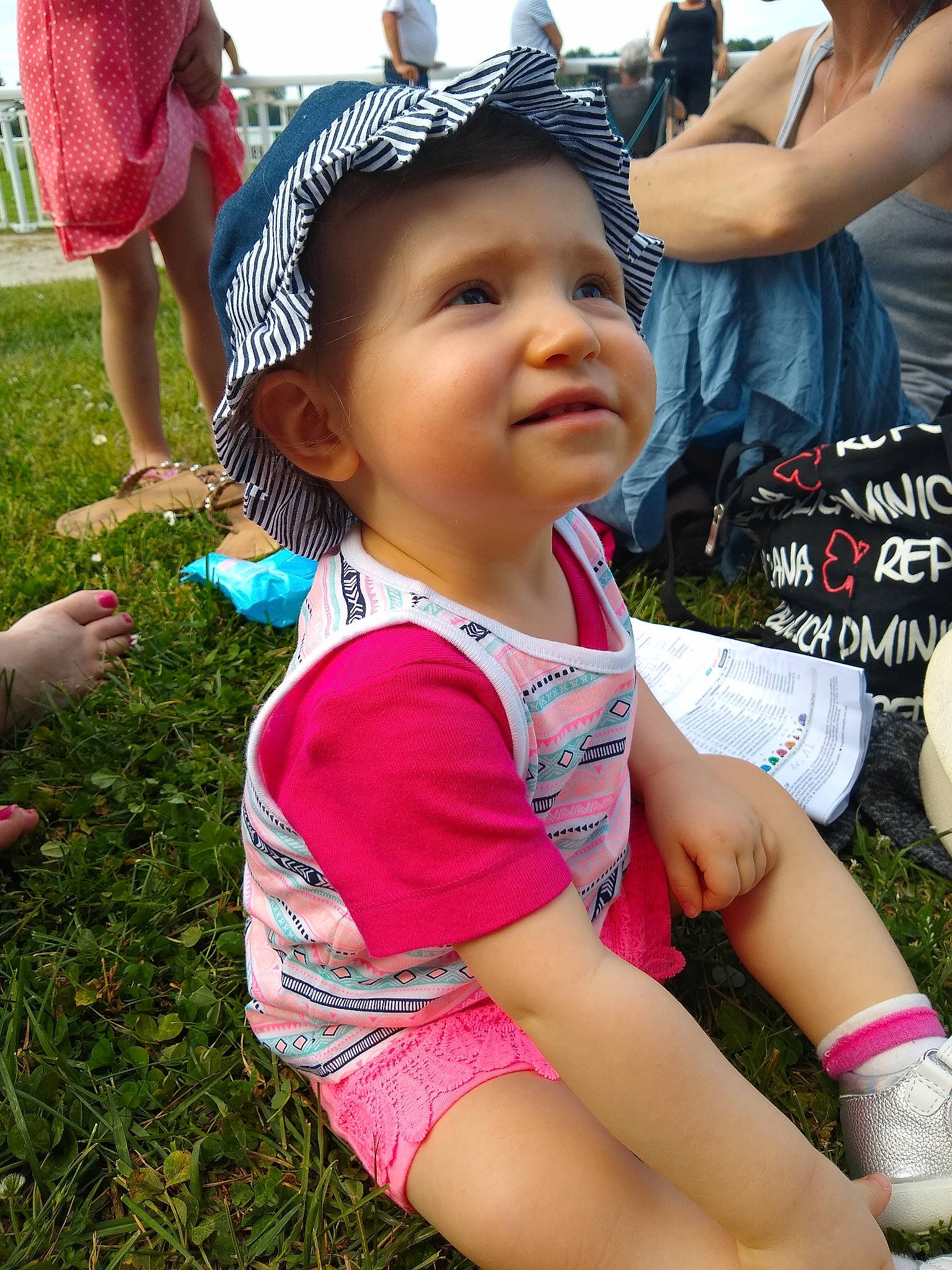 Candice participe au concours pour gagner de l'argent avec cette photo : adaptation, beauty, cheek, child, fashion_accessory, fun, grass, hand, happy, headgear, leg, people, person, pink, skin, smile, snapshot, summer, thigh, toddler