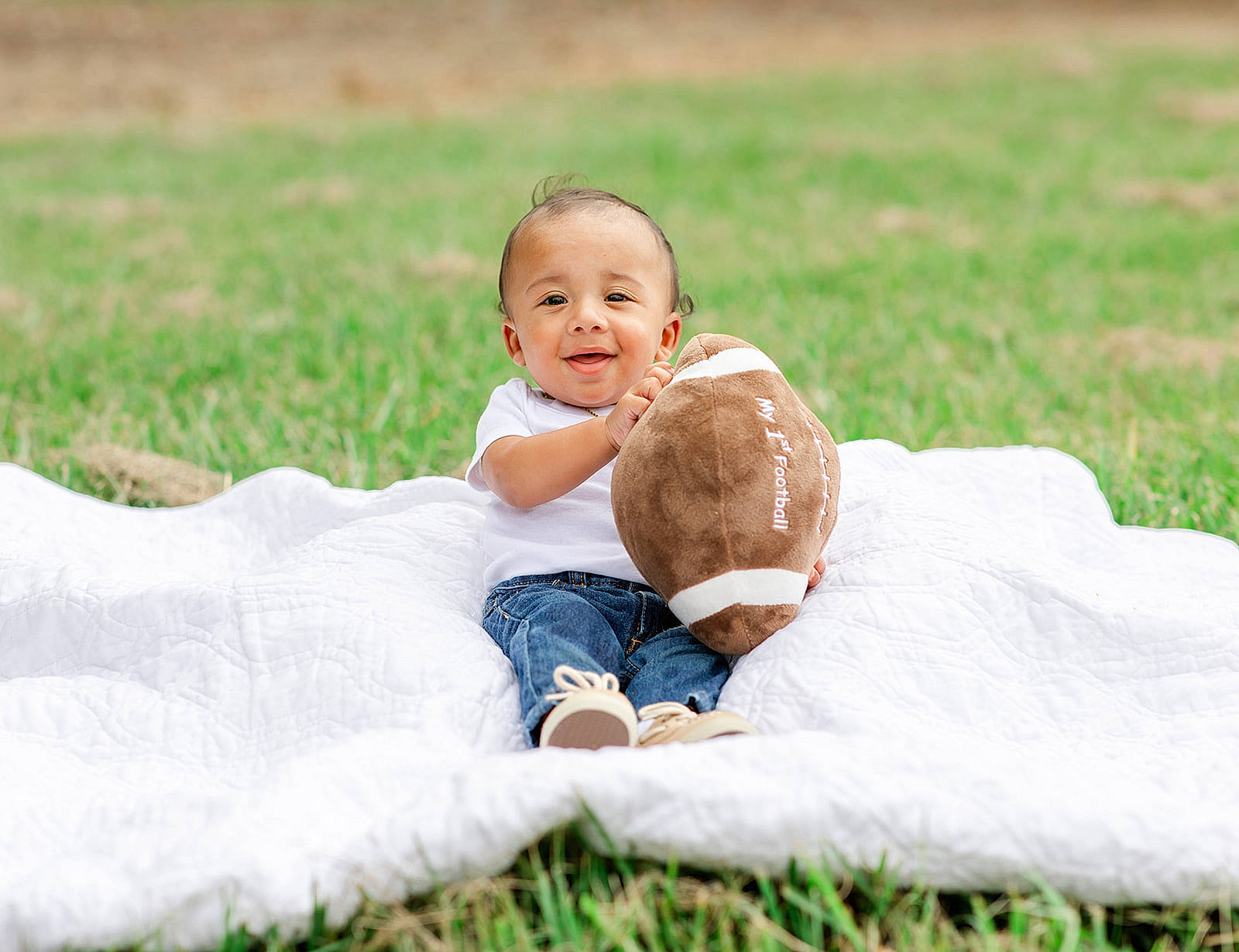 Kanon is registered to the contest to win money with this photo: baby, child, comfort, face, flash_photography, fun, grass, happy, interaction, joy, leaf, leg, leisure, meadow, people_in_nature, person, plant, playing_with_kids, smile, sports_equipment