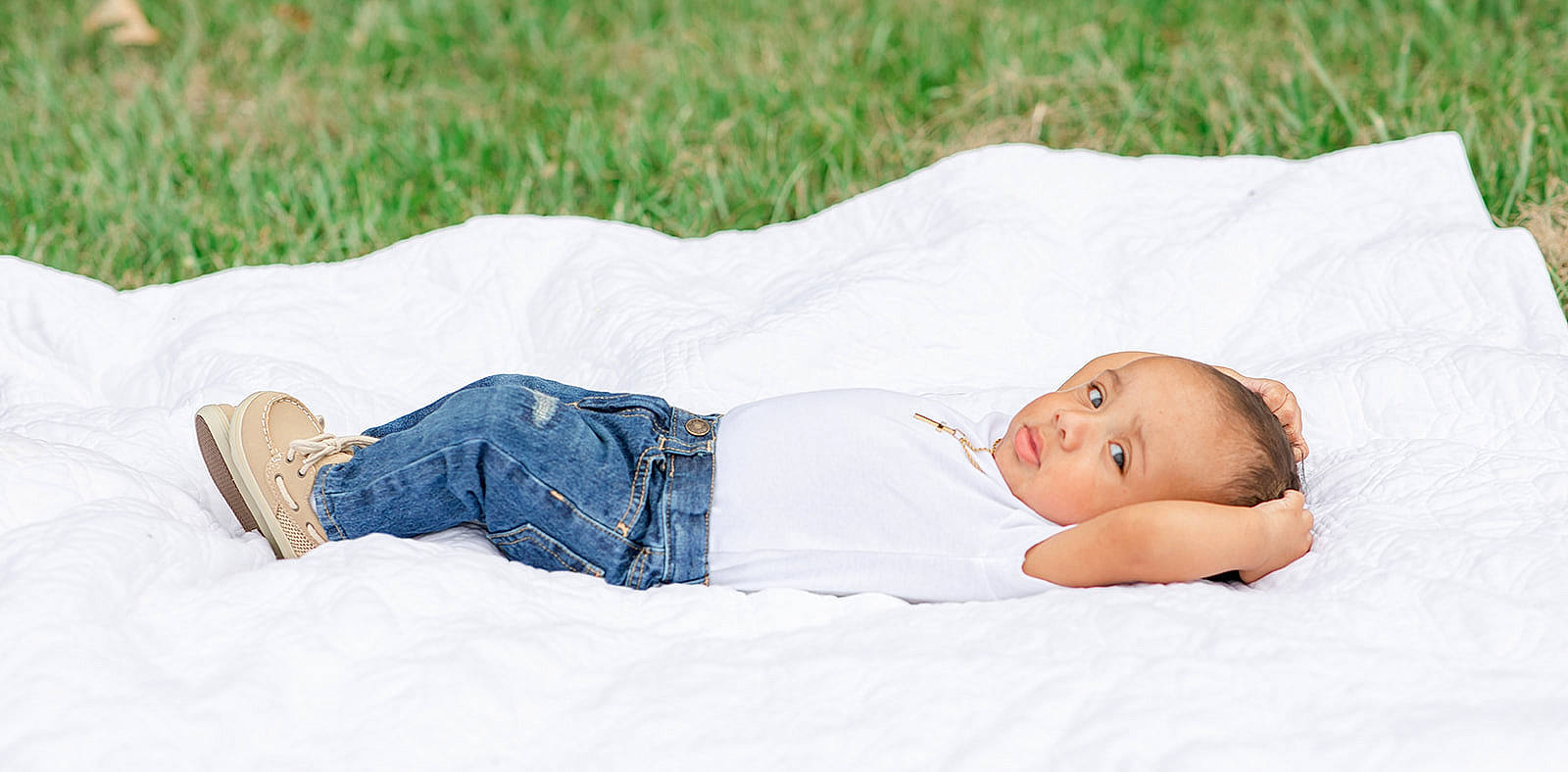 Kanon is registered to the contest to win money with this photo: abdomen, baby, child, comfort, couch, denim, elbow, grass, happy, human_body, human_leg, knee, leisure, linens, nap, person, portrait_photography, sitting, skin, thigh