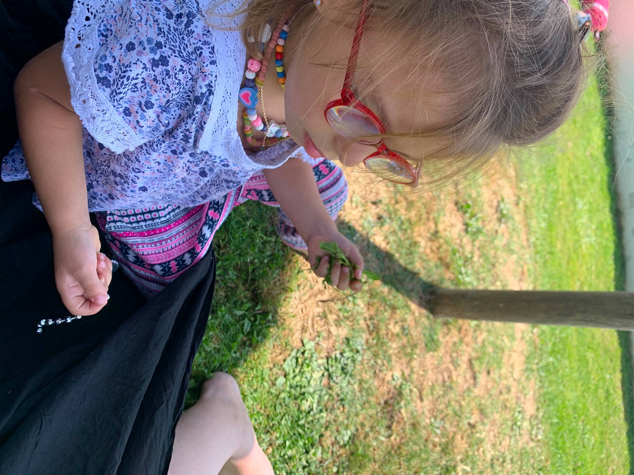 Jeanne a rejoint le concours — aidez-le/la à gagner de superbes lots ! dress, event, eyewear, fashion_accessory, fun, grass, grass_family, hairstyle, happy, human, human_body, human_leg, jewellery, leisure, long_hair, person, personal_protective_equipment, plant, sunglasses, toddler