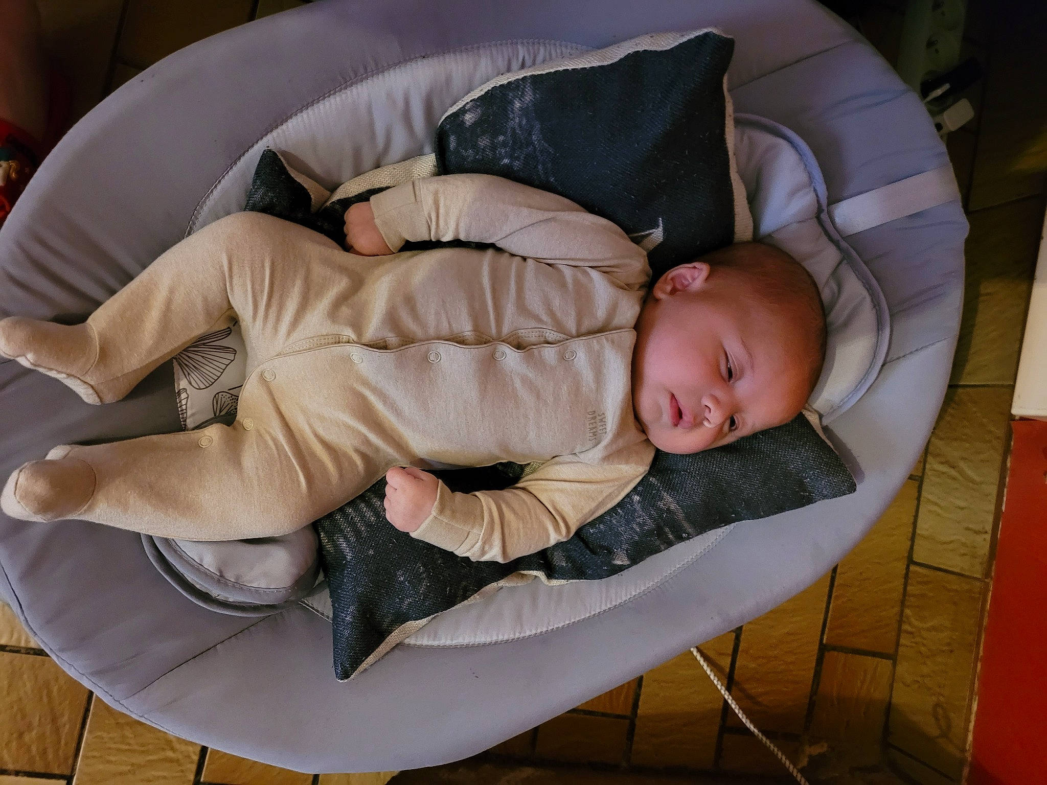 Hayden a rejoint le concours — aidez-le/la à gagner de superbes lots ! baby, baby_products, baby_toddler_clothing, child, comfort, couch, head, linens, nap, person, sitting, sleep, toddler, wood