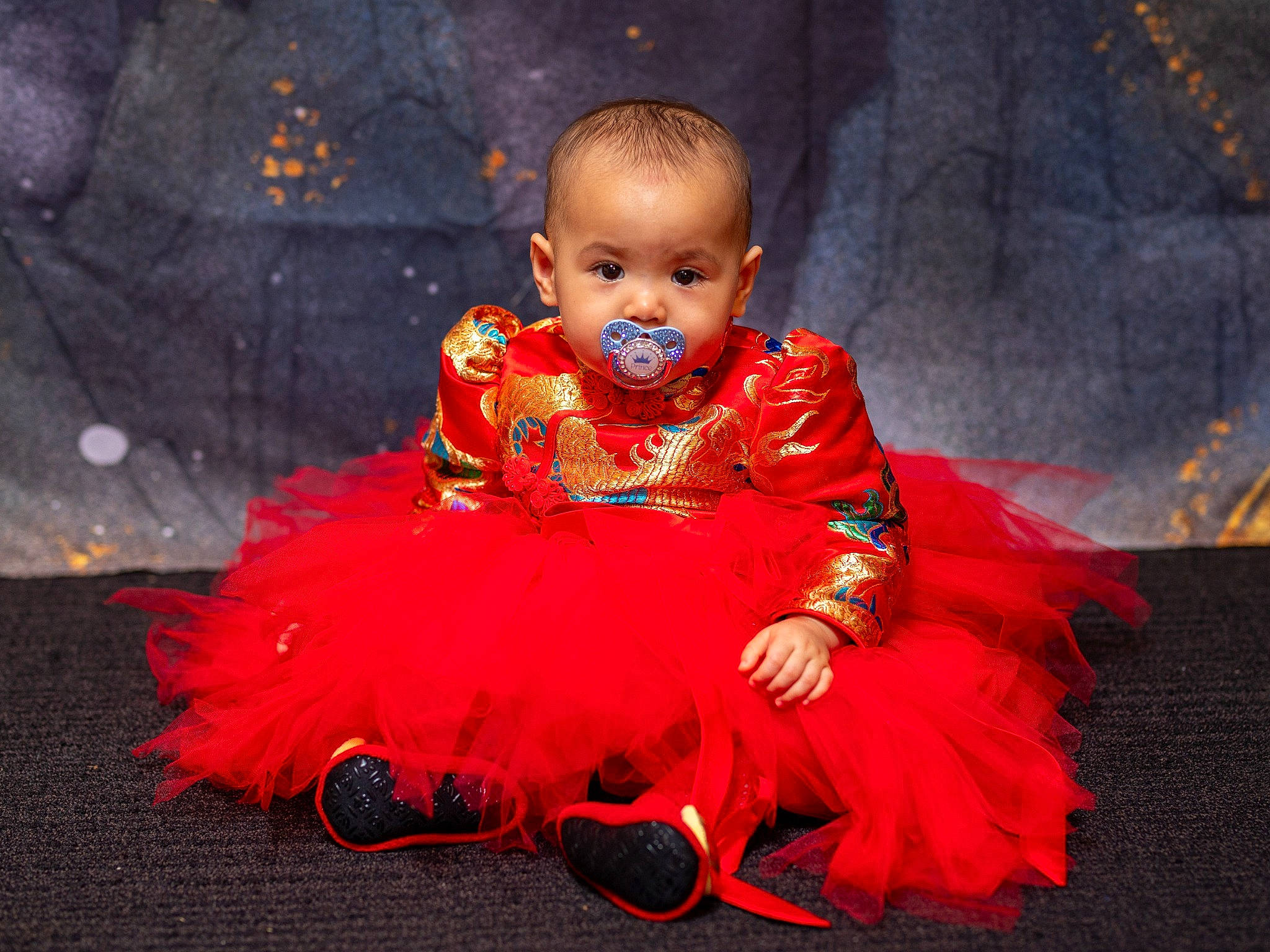 Esmée a rejoint le concours — aidez-le/la à gagner de superbes lots ! baby, baby_toddler_clothing, child, dress, embellishment, event, flash_photography, formal_wear, fun, happy, headpiece, magenta, peach, person, petal, pink, ruffle, sitting, sleeve, smile