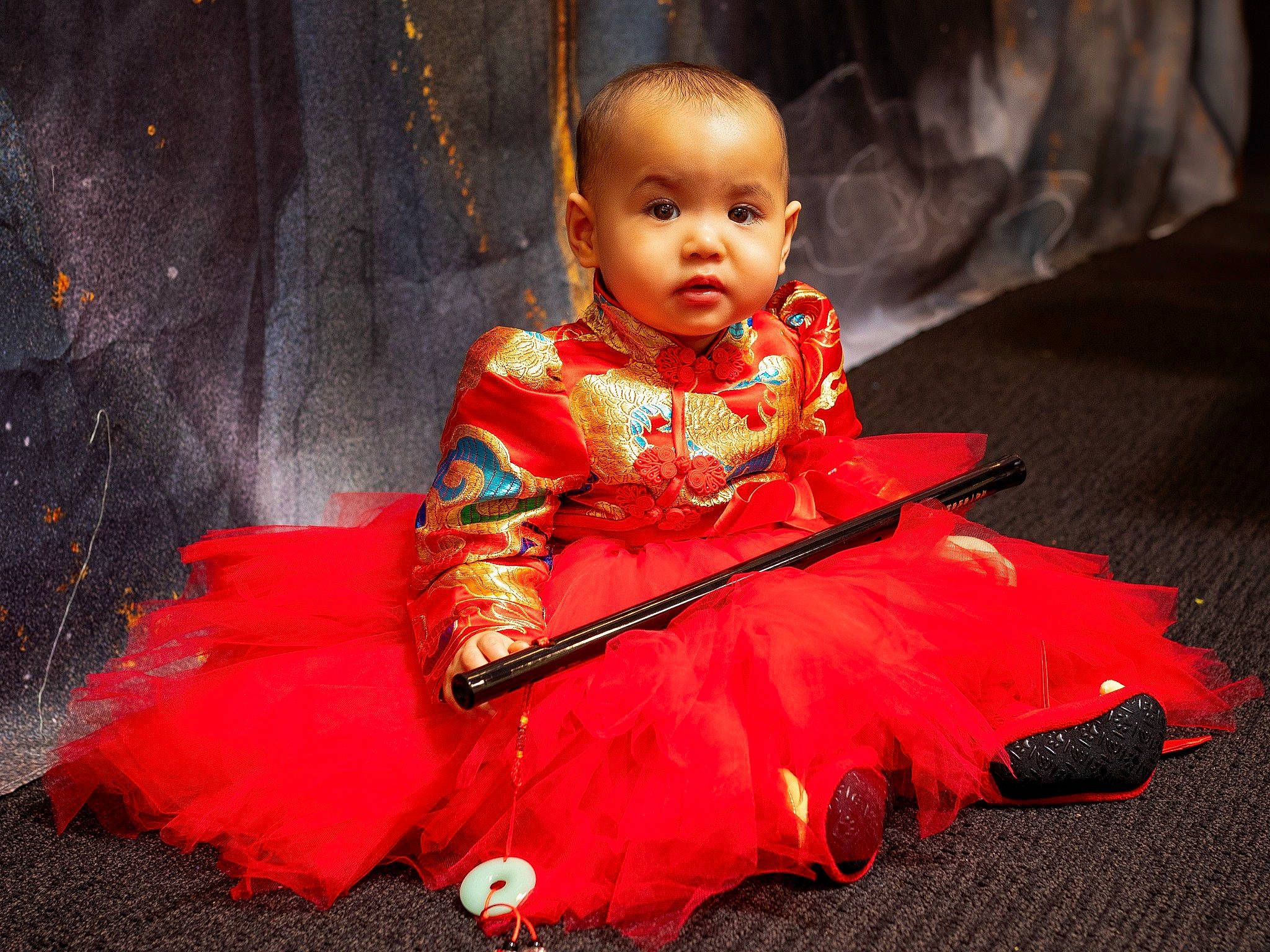 Esmée participe au concours pour gagner de l'argent avec cette photo : baby, baby_toddler_clothing, carmine, day_dress, dress, embellishment, event, fashion_design, flash_photography, formal_wear, happy, magenta, one_piece_garment, pattern, peach, performing_arts, person, ruffle, sitting, sleeve