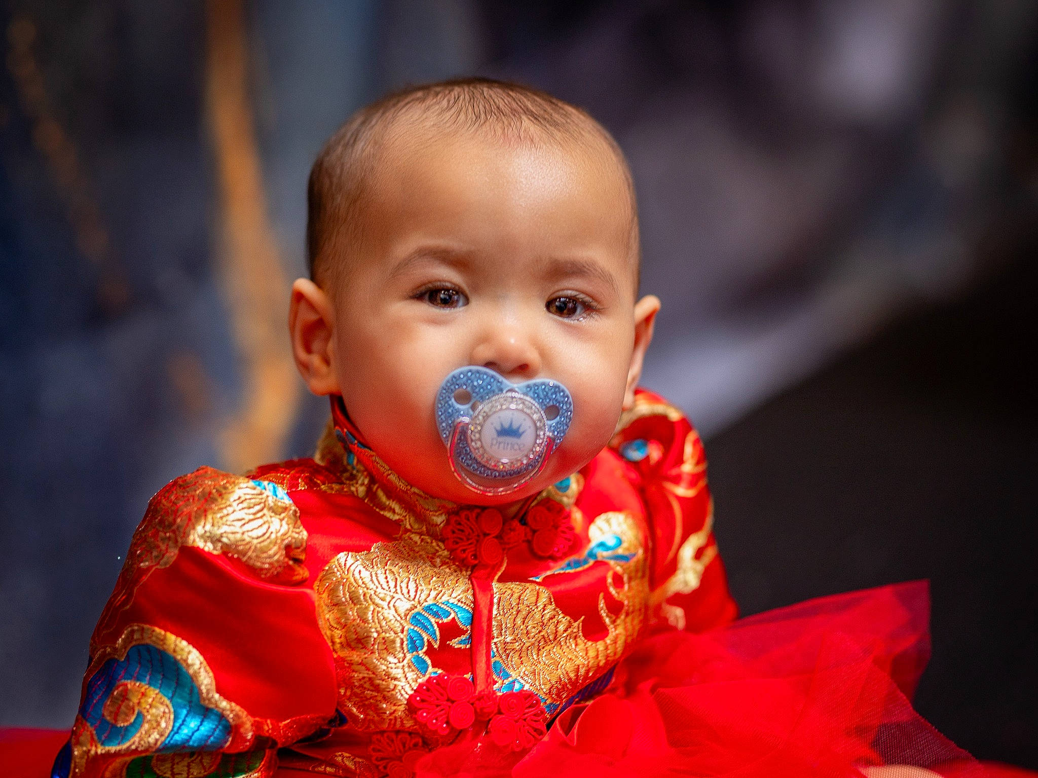 Esmée a rejoint le concours — aidez-le/la à gagner de superbes lots ! baby, baby_toddler_clothing, carmine, cheek, child, close_up, curious, entertainment, event, flash_photography, fun, happy, iris, magenta, performing_arts, person, portrait_photography, sitting, sleeve, toddler