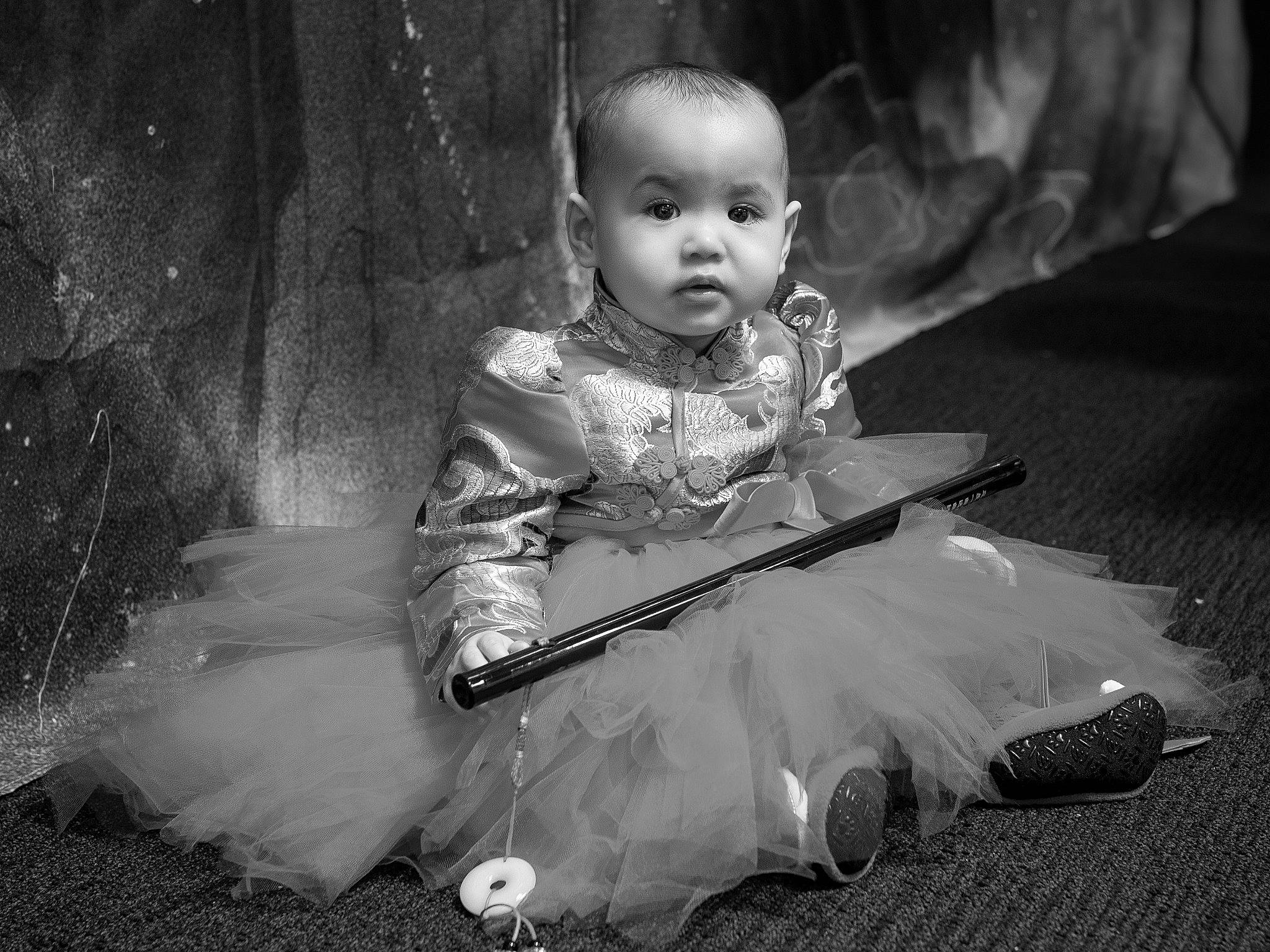 Esmée participe au concours pour gagner de l'argent avec cette photo : art, baby, baby_toddler_clothing, black, black_and_white, child, darkness, dress, eye, flash_photography, flooring, fun, grass, happy, monochrome, monochrome_photography, person, sitting, stock_photography, style