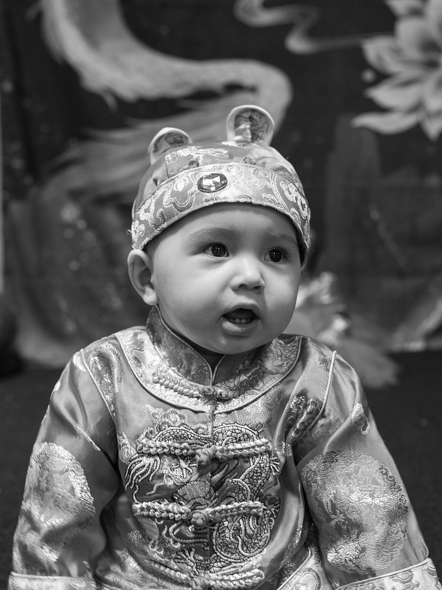 Hayden participe au concours pour gagner de l'argent avec cette photo : baby, black, black_and_white, cap, eye, flash_photography, fun, grass, happy, headpiece, headwear, iris, monochrome, monochrome_photography, people, person, photograph, skin, snapshot, style