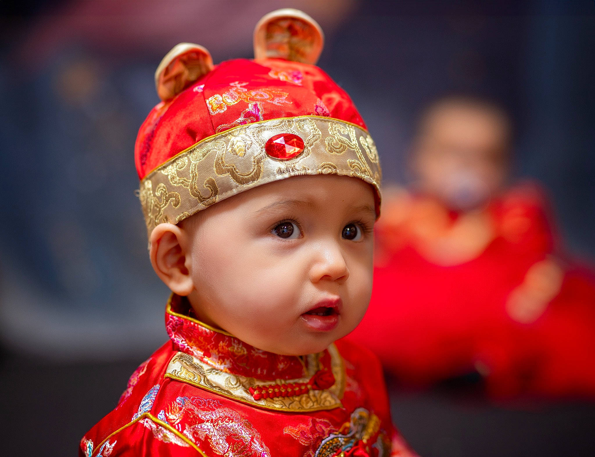 Hayden a rejoint le concours — aidez-le/la à gagner de superbes lots ! baby, cap, child, chinese_new_year, christmas_eve, costume, costume_hat, event, eye, fashion_accessory, festival, fun, happy, headwear, holiday, human_body, person, portrait_photography, public_event, red