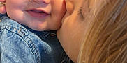 Andréa participe au concours pour gagner de l'argent avec cette photo : affection, baby, blond_hair, blue_eyes, candid, cheek, child, close_up, denim_jacket, face, happy, indoor, kiss, love, portrait, sibling, skin, smile, tenderness, warm_light